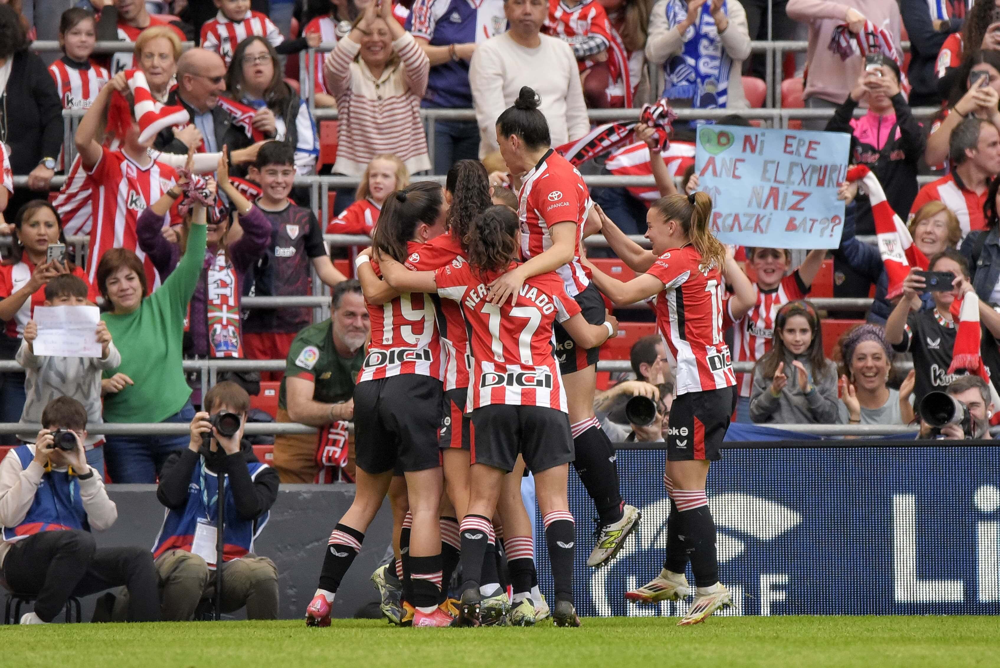  Las leonas celebran un gol de Ane Azkona en el derbi femenino de San Mamés.