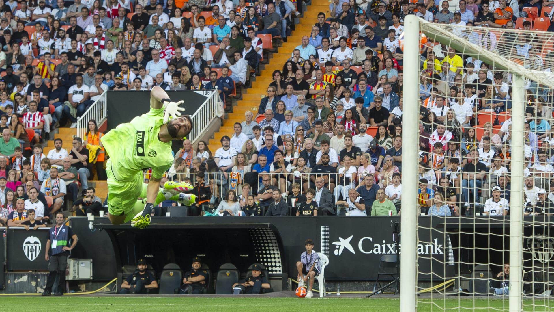  Obús de Alex Berenguer a la escuadra del Valencia CF en la victoria en Mestalla.