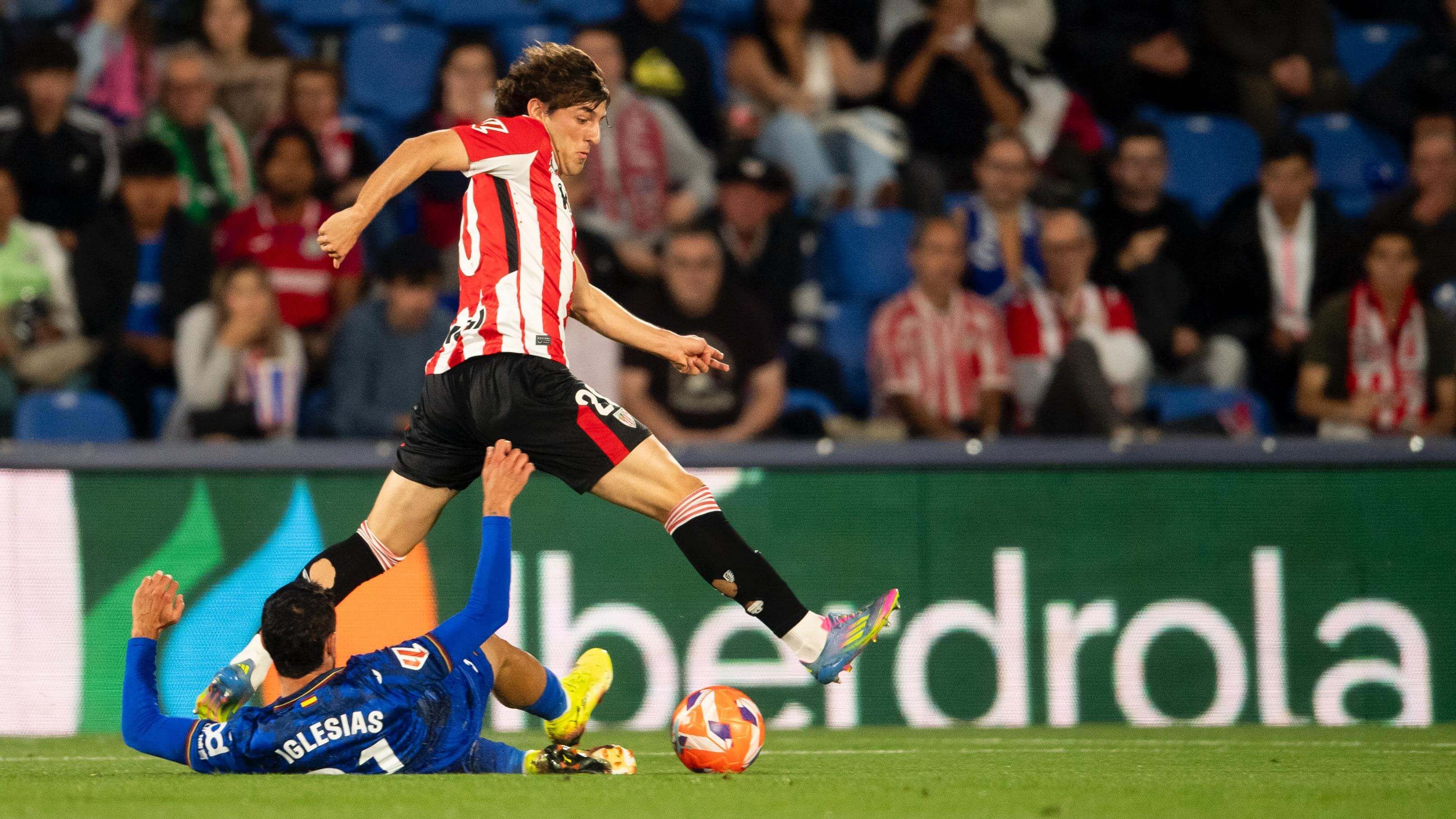 Unai Gómez ante Iglesias, del Getafe, en el Coliseum Alfonso Pérez.
