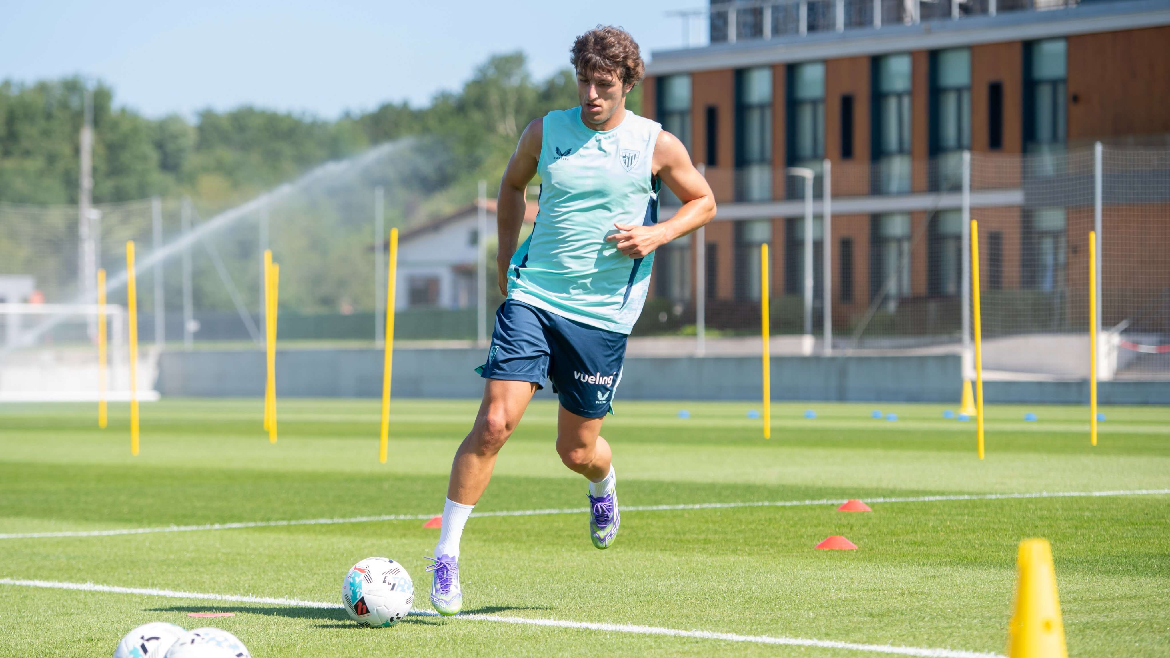  Unai Gómez se entrena en Lezama en la pretemporada con los nuevos uniformes.