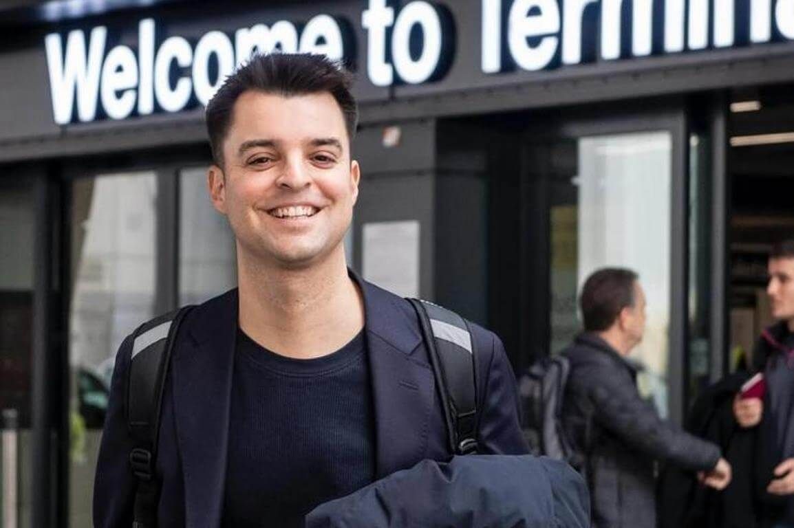  El Director General de Fútbol, Mikel González, en el aeropuerto de Manchester.