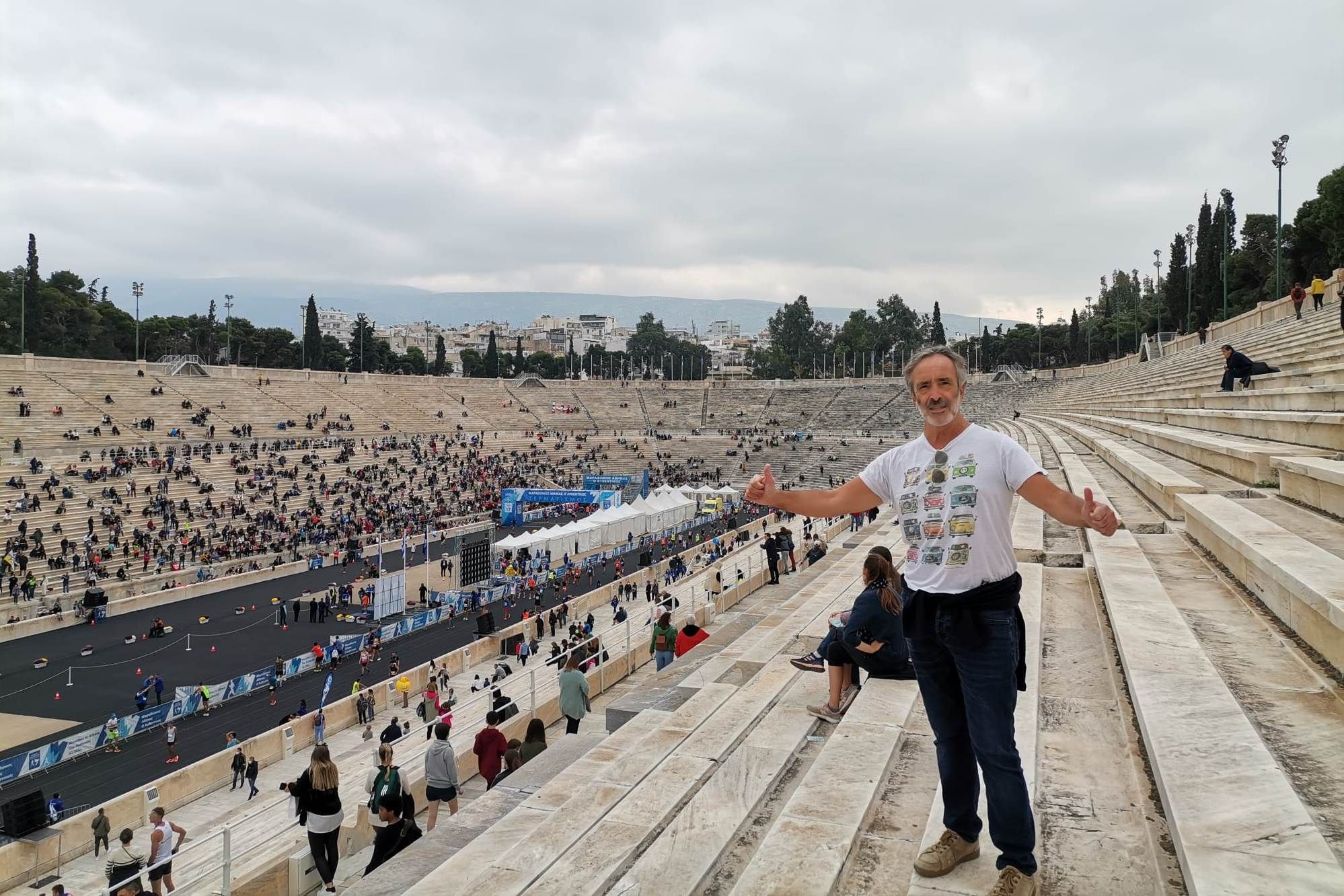  Gonzalo Arroita, autor del artículo, posa en el Estadio Marathon de Atenas.