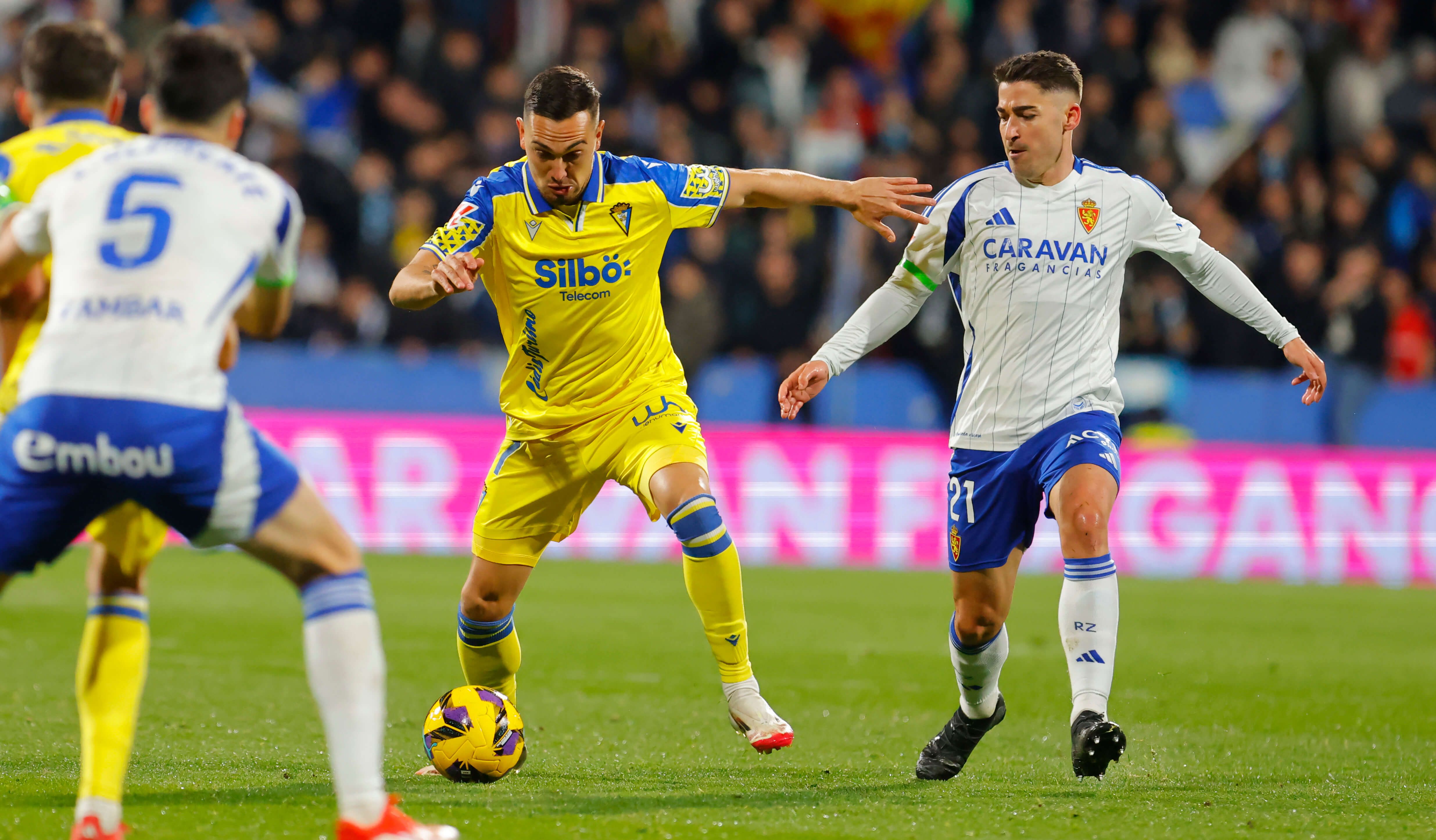 Gonzalo Escalante pelea un balón en el Real Zaragoza-Cádiz (Foto: LALIGA).