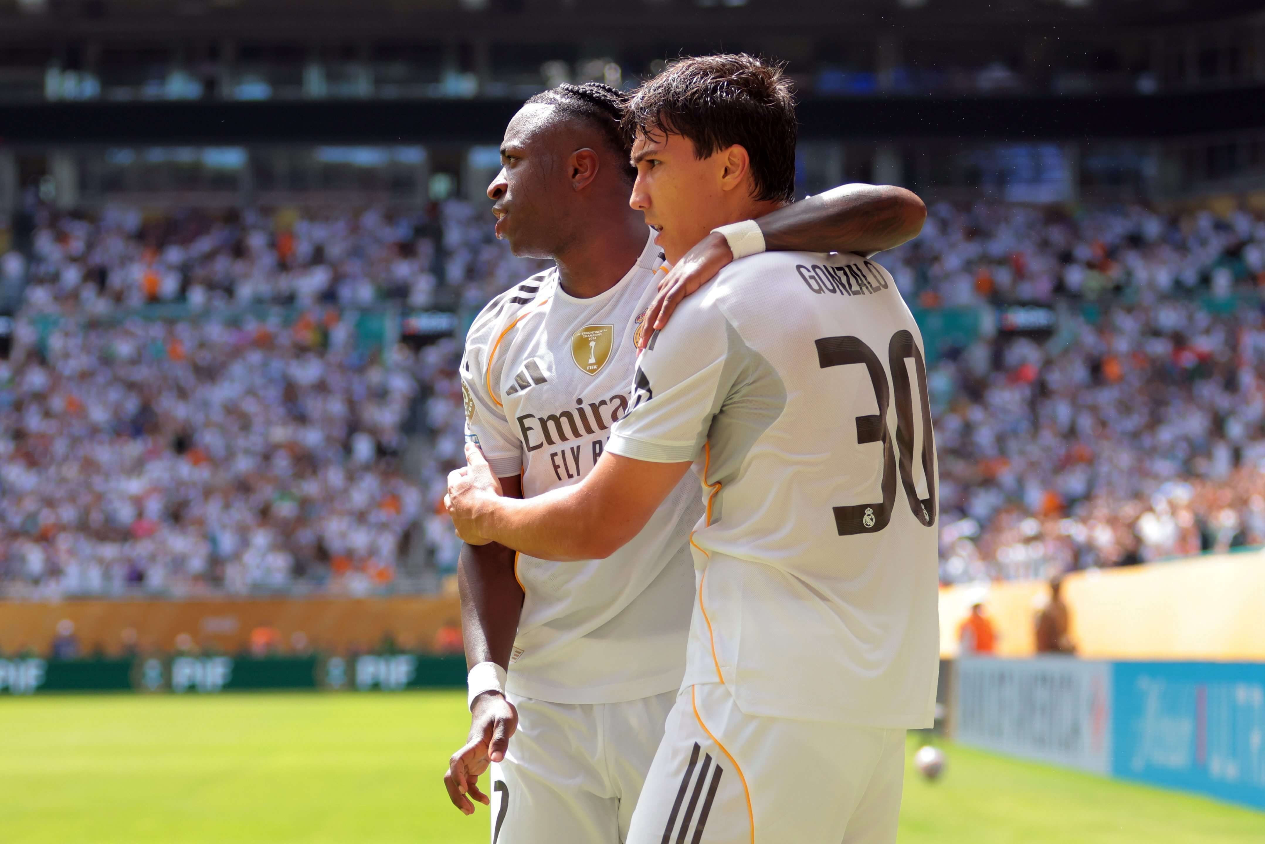 Gonzalo García celebra con Vinicius su gol en el Real Madrid-Al Hilal.