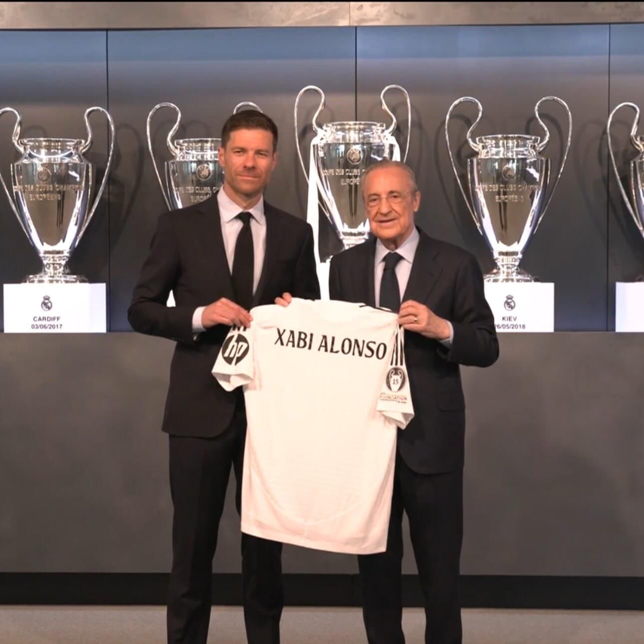 Xabi Alonso posa junto a Florentino Pérez