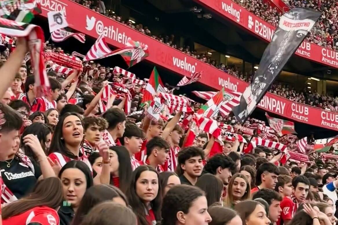 Ambiente joven entre los aficionados en las gradas de San Mamés.