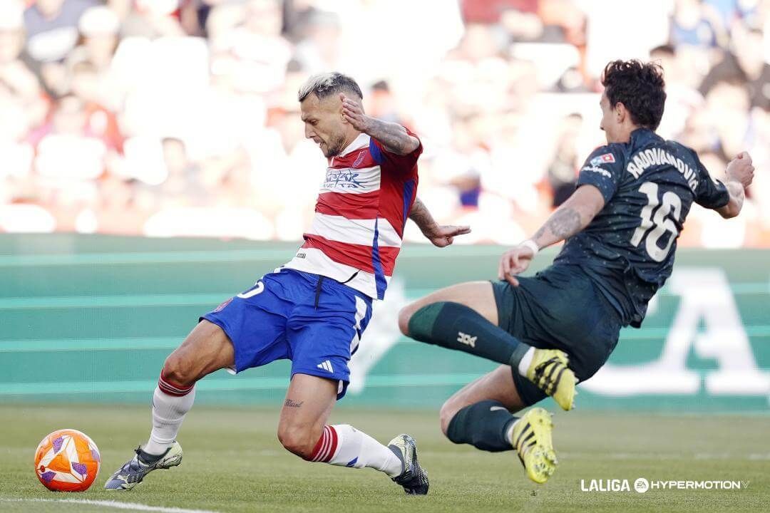 Stoichkov dispara a puerta en el Granada-Almería.