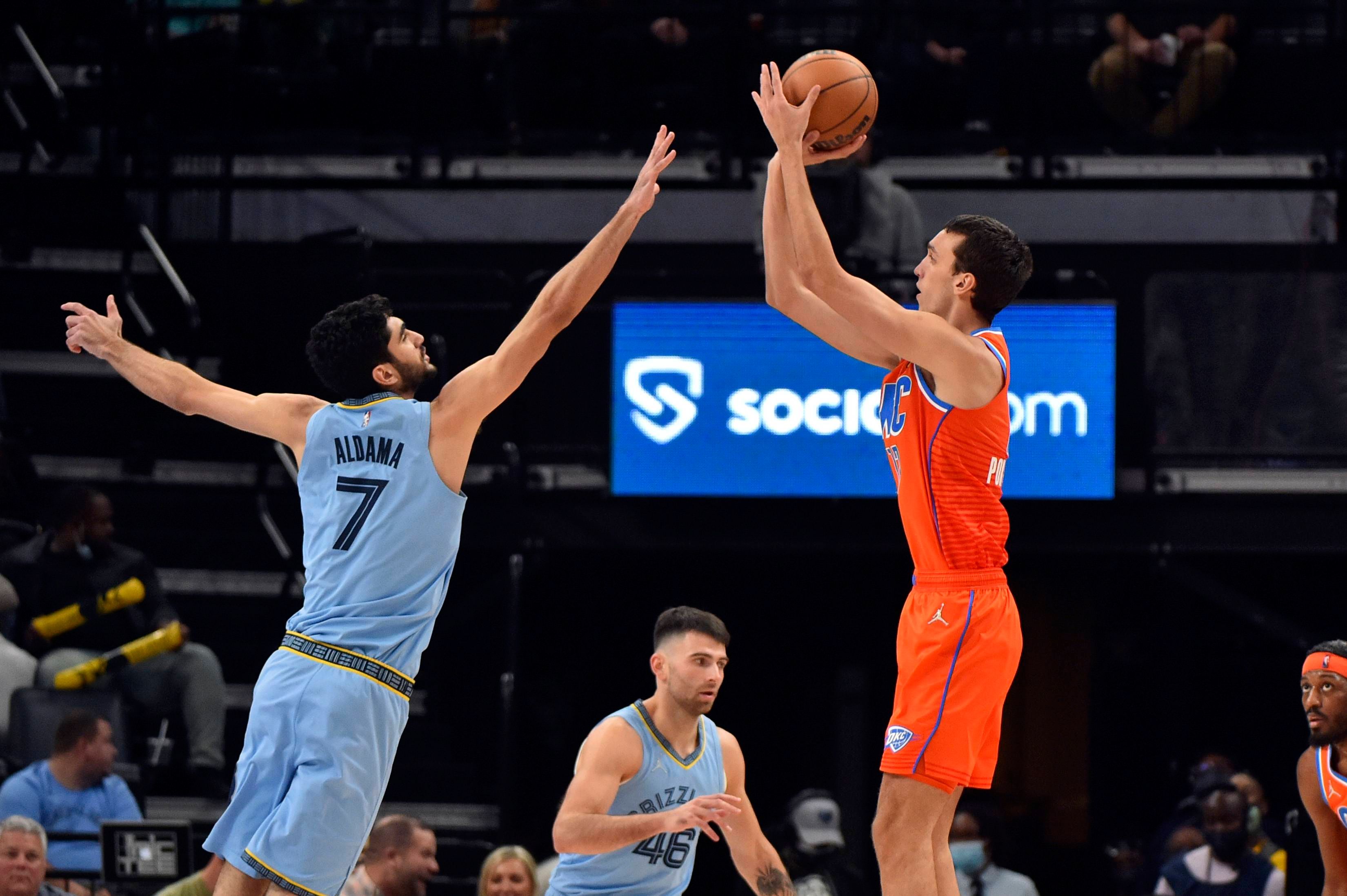 Santi Aldama busca un tapón en el Grizzlies-Thunder.