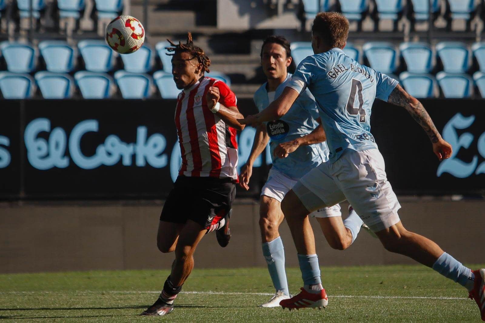 Johaneko ante Gael Alonso y Joel López.