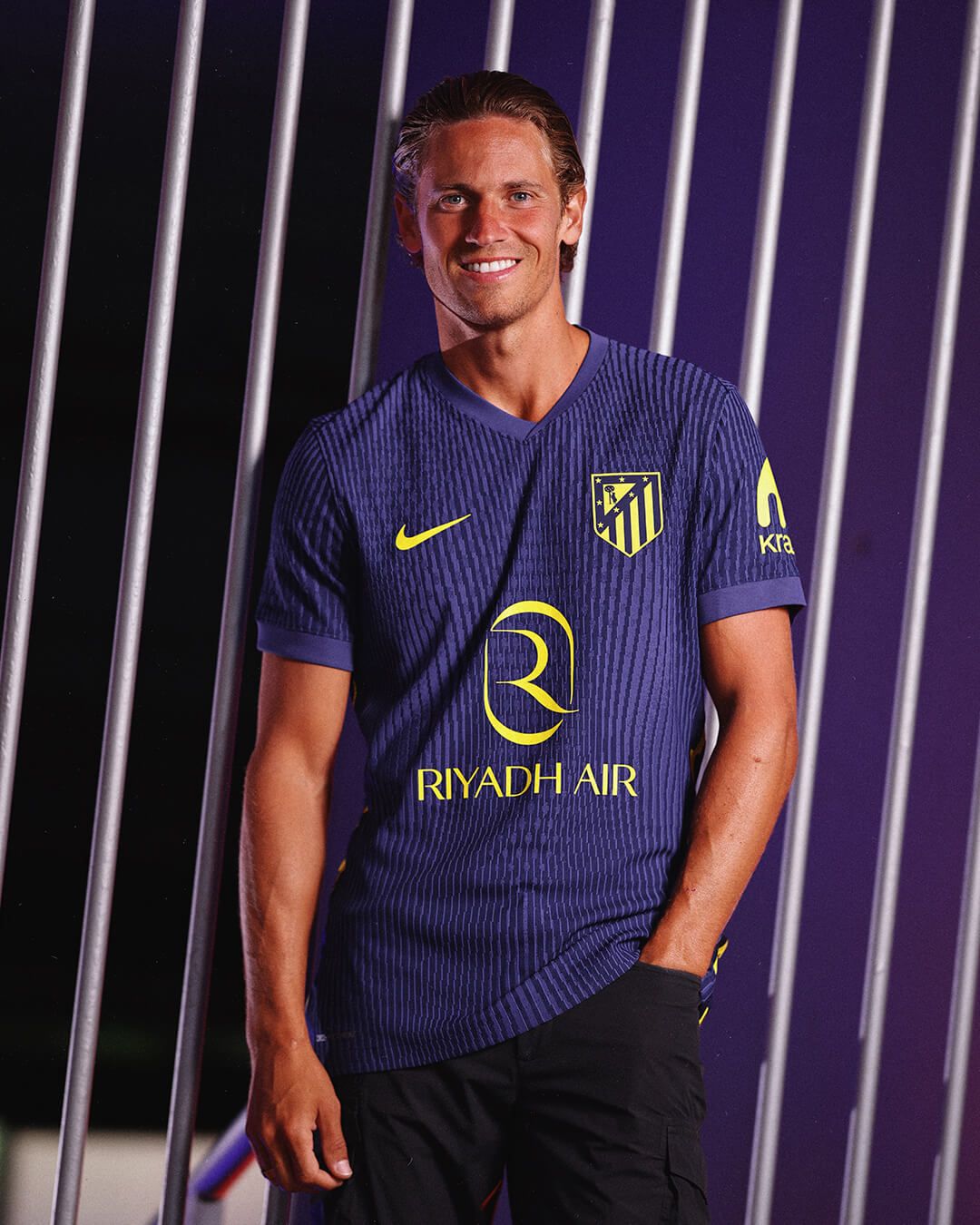  Marcos Llorente posando con la nueva camiseta del Atlético de Madrid (Fuente: Atleti)