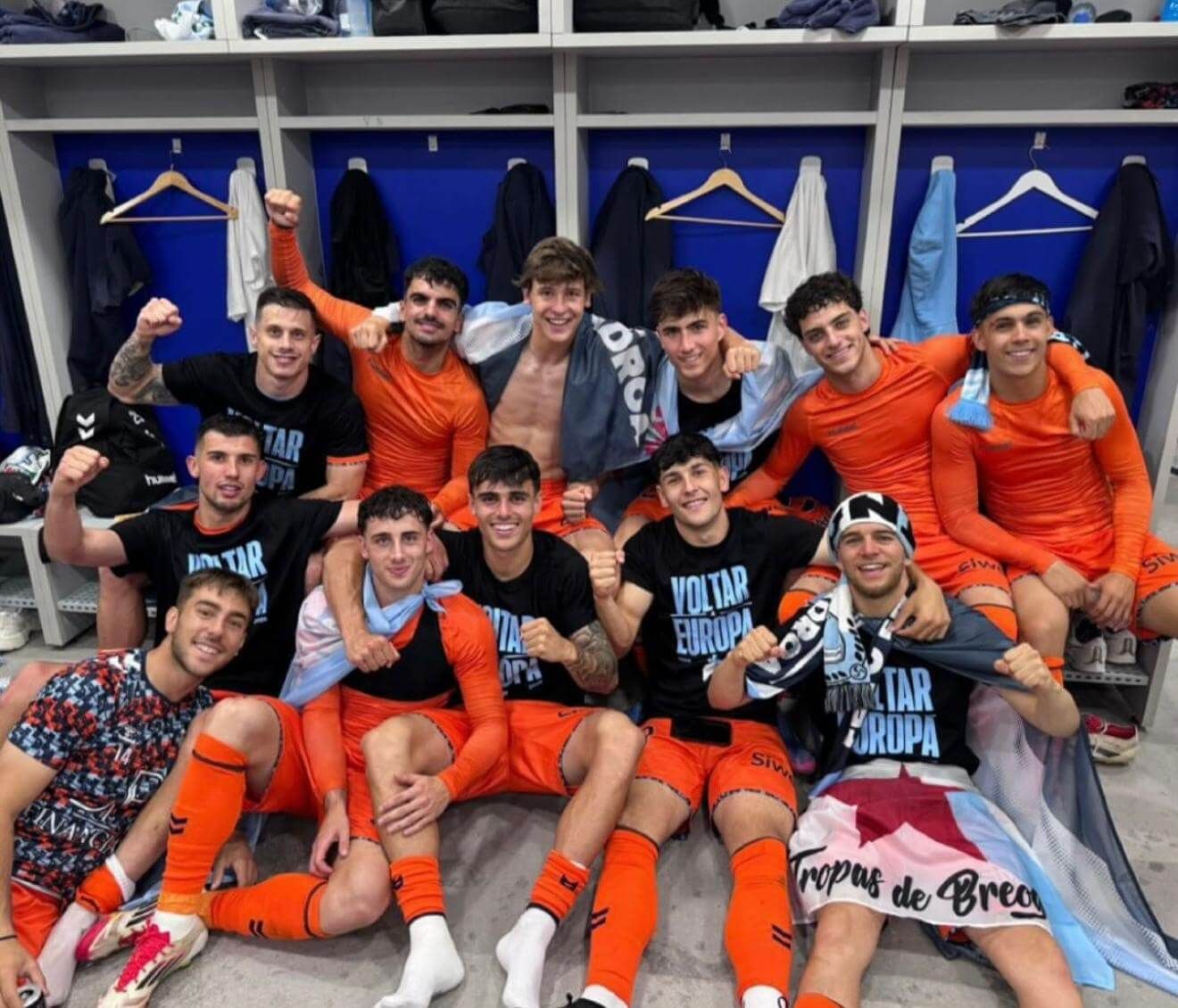  Jugadores del primer equipo celebrando el pase a Europa.