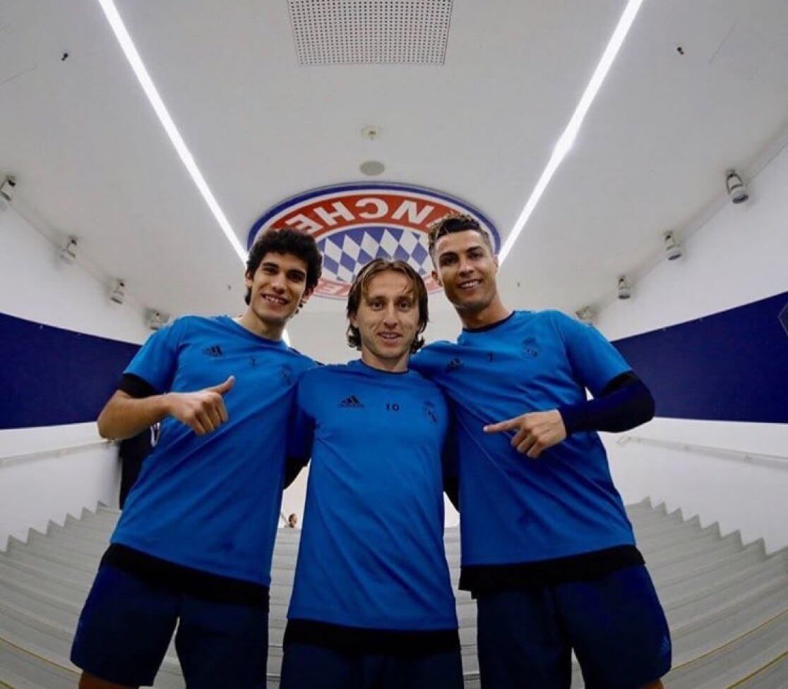Jesús Vallejo, con Cristiano Ronaldo y Luka Modric en 2018