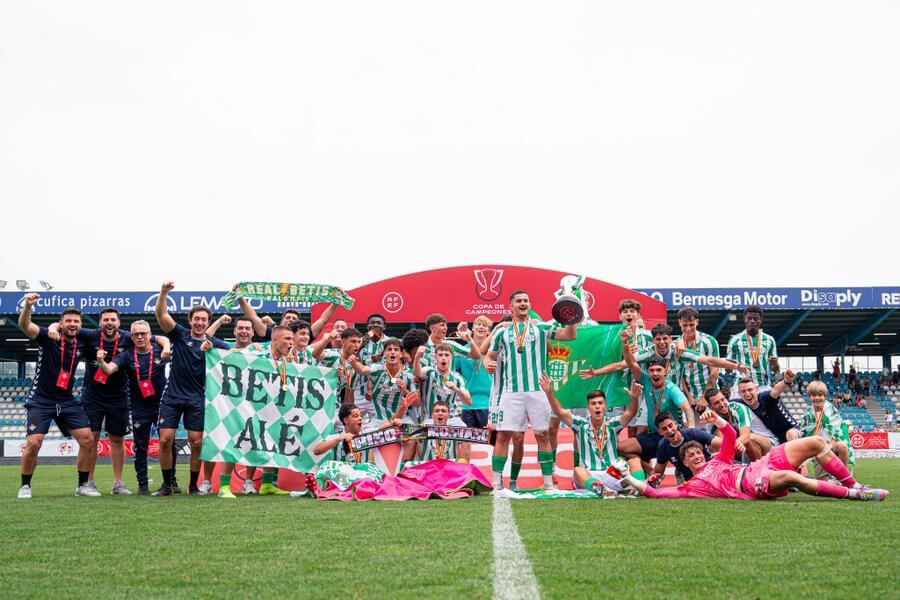 El Betis celebra su título en la Copa de Campeones juvenil.