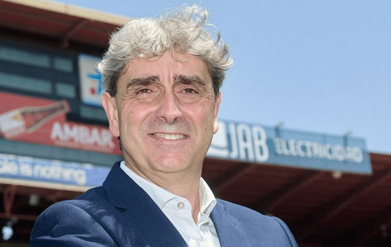 Txema Indias posa como director deportivo blanquillo.