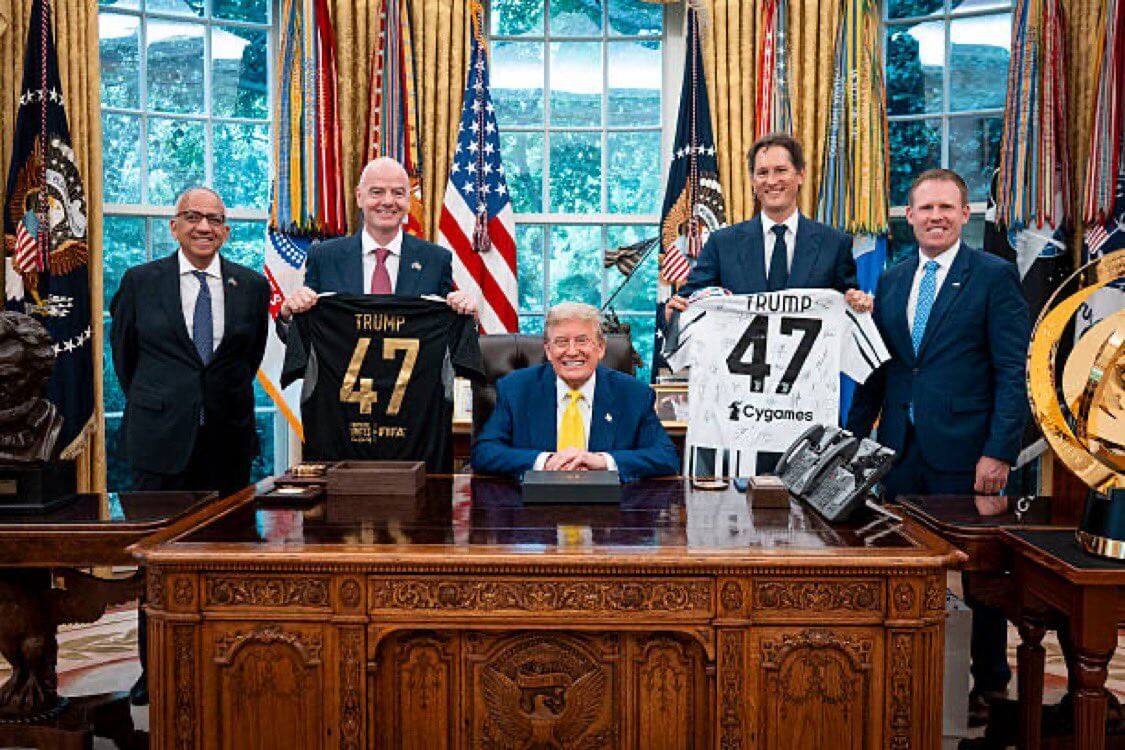  Donald Trump posa junto a Infantino, dirigentes de la Juve y dos camisetas con el '47'