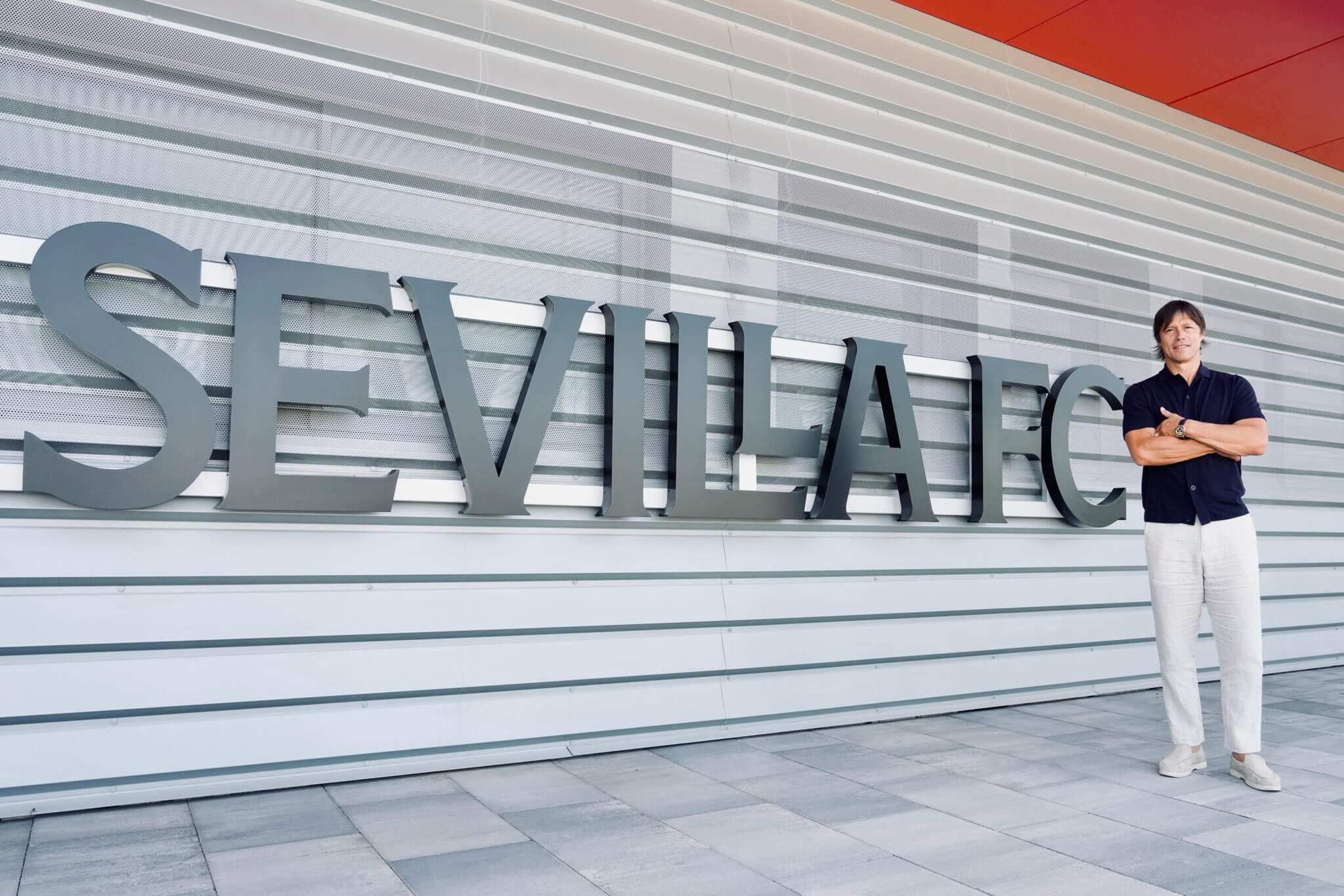  Matías Almeyda, en su primer día en la ciudad deportiva.