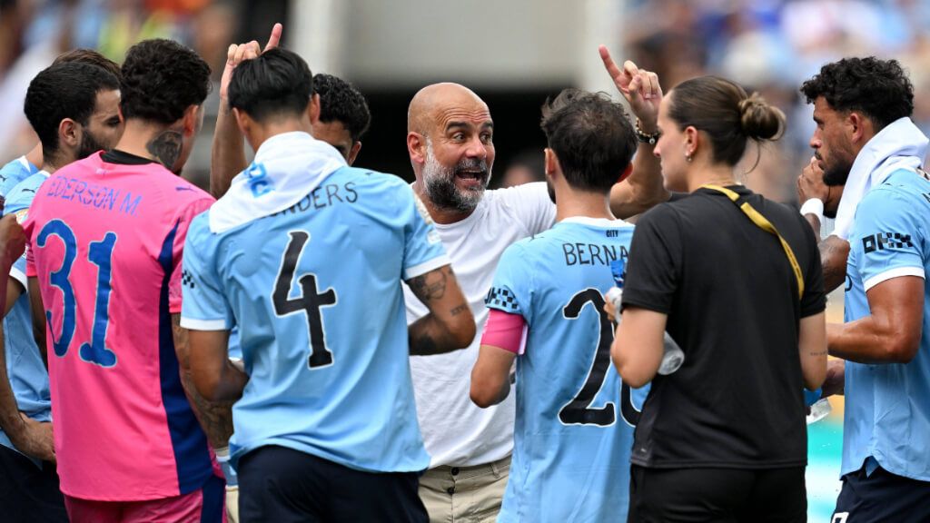  Pep Guardiola da indicaciones a los suyos (Cordon Press)