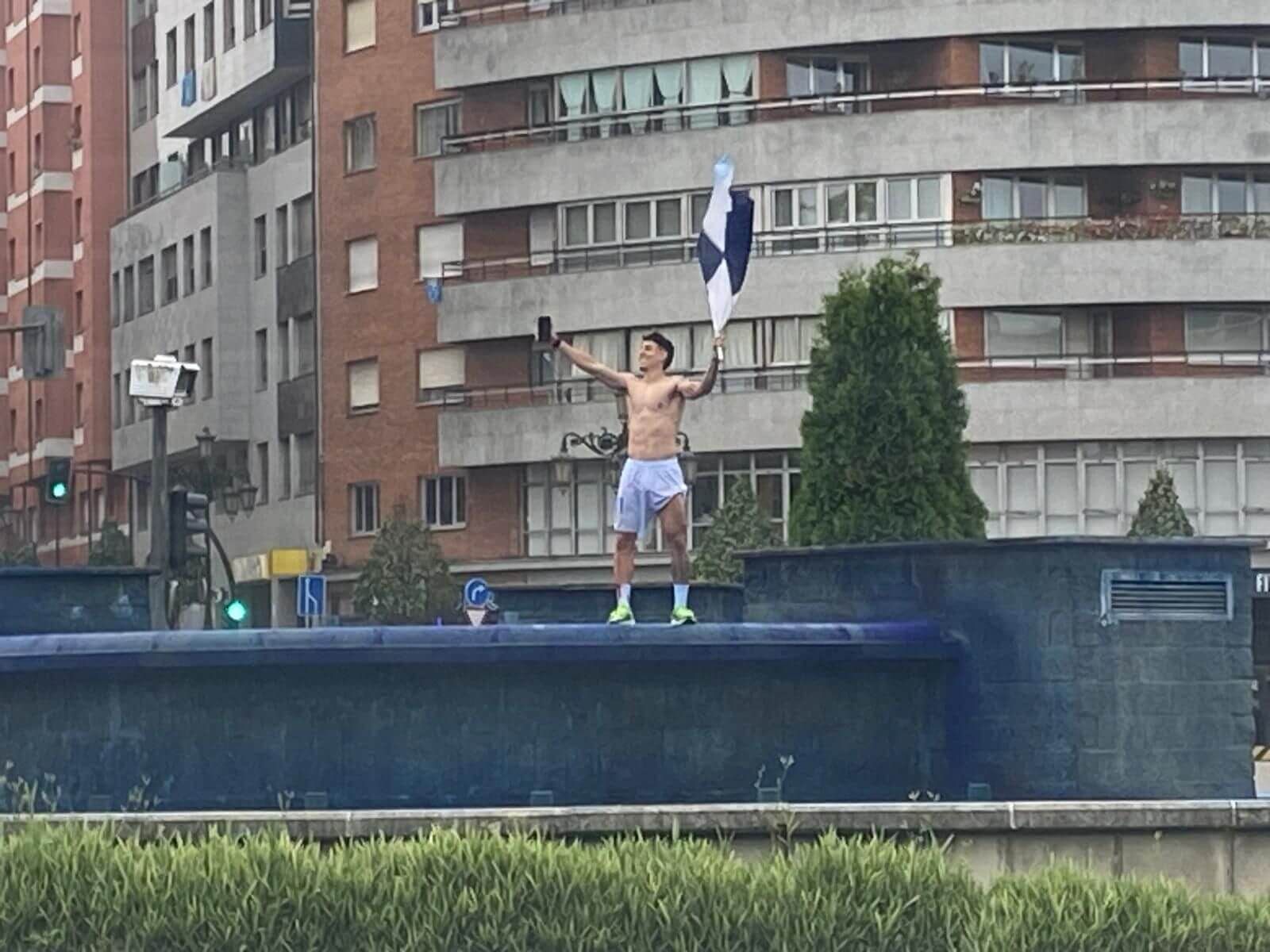  Santiago Colombatto celebra en una fuente.