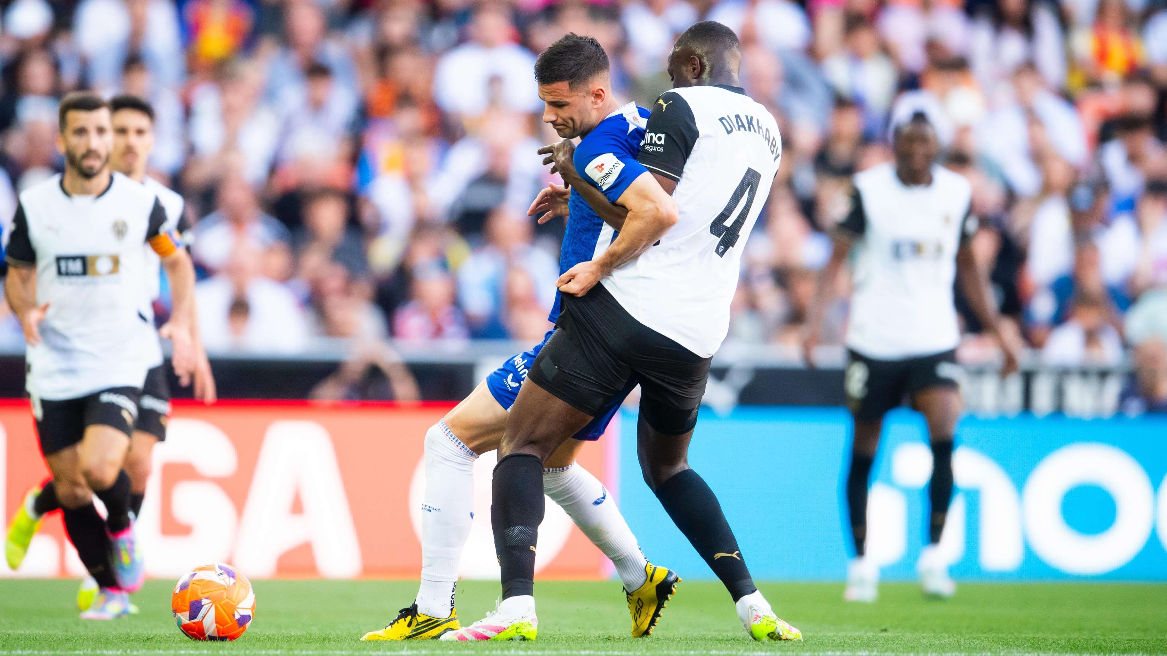  Diakhaby aprieta a Gorka Guruzeta en Mestalla en el duelo ante el Valencia CF.
