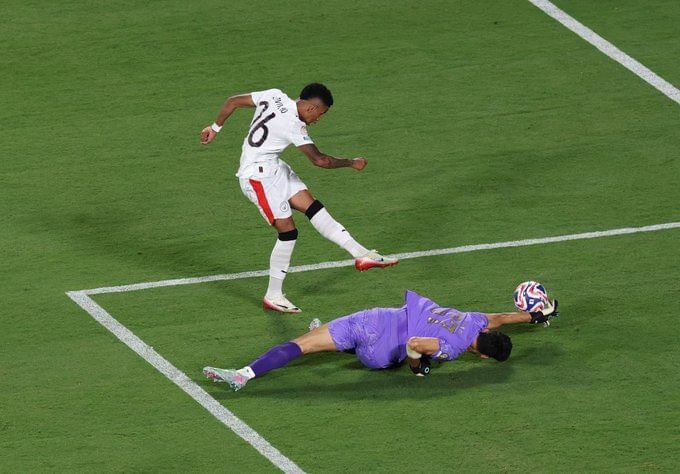 La increíble parada de Bono a Savinho (Redes Sociales)