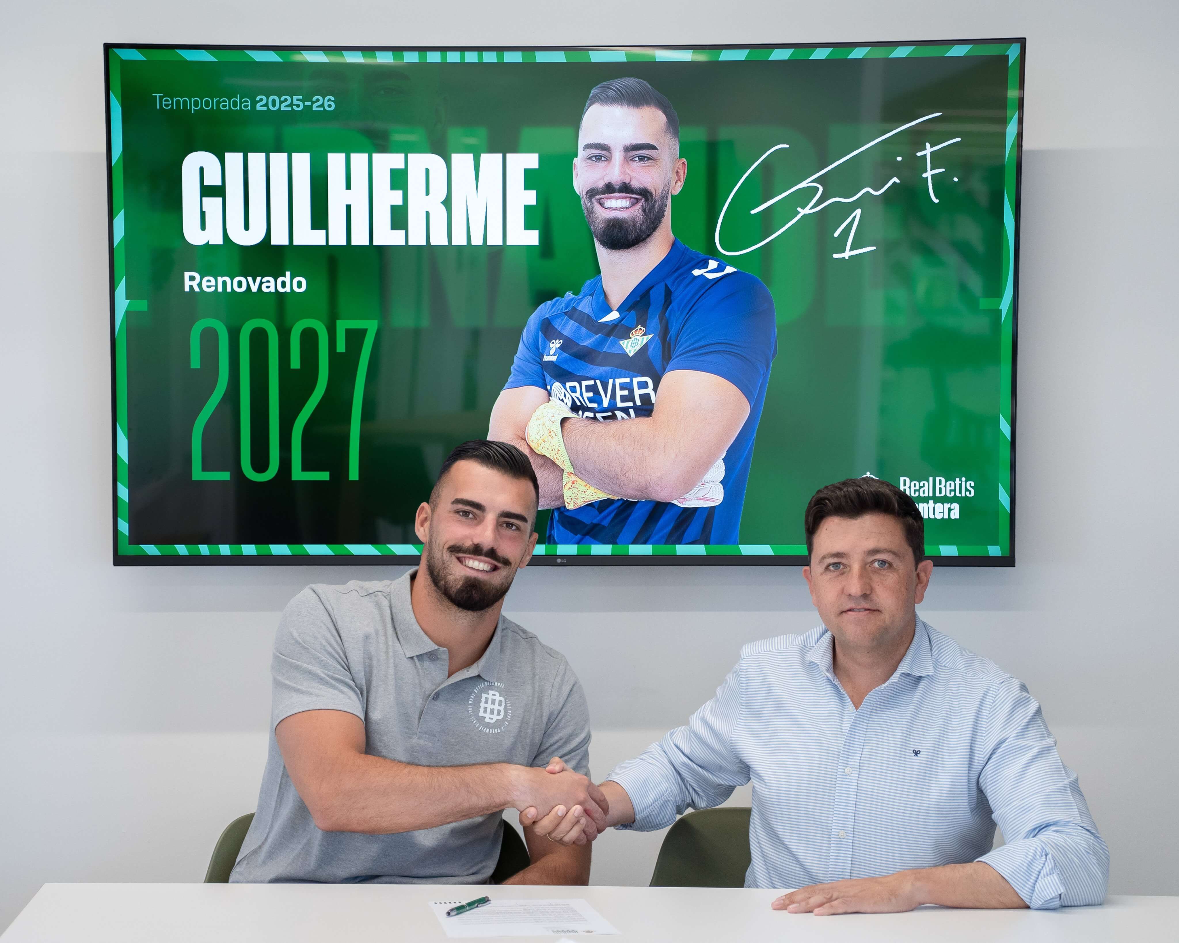  Guilherme, tras renovar su contrato con el Betis.