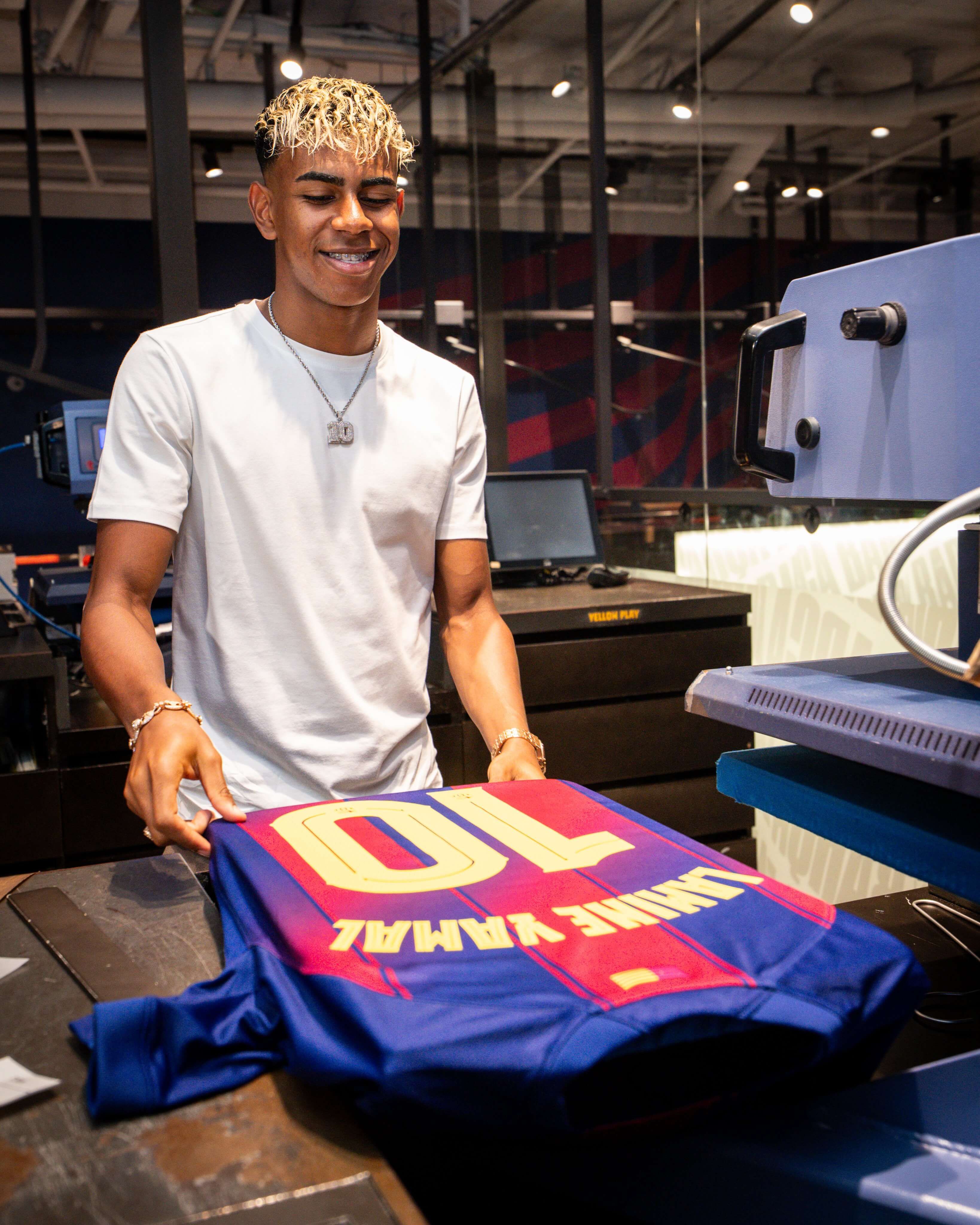  Lamine Yamal planchando su dorsal '10' (FC Barcelona)