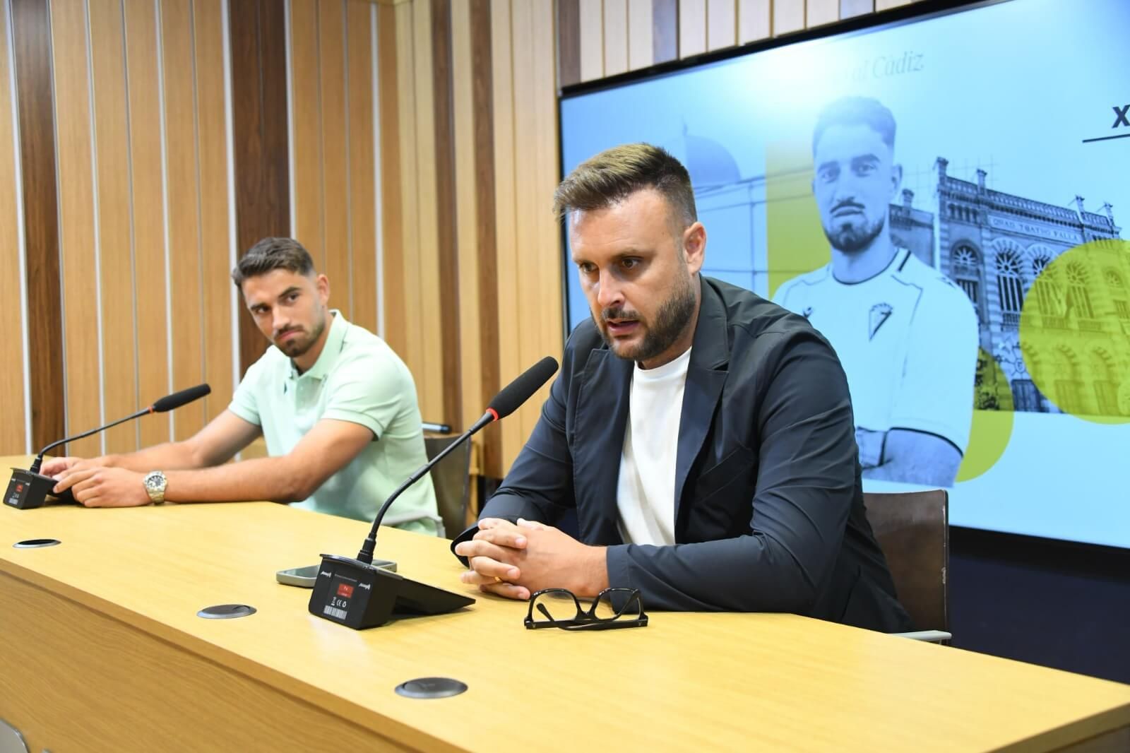  Juan Cala acompaña a García Pascual en su presentación oficial.