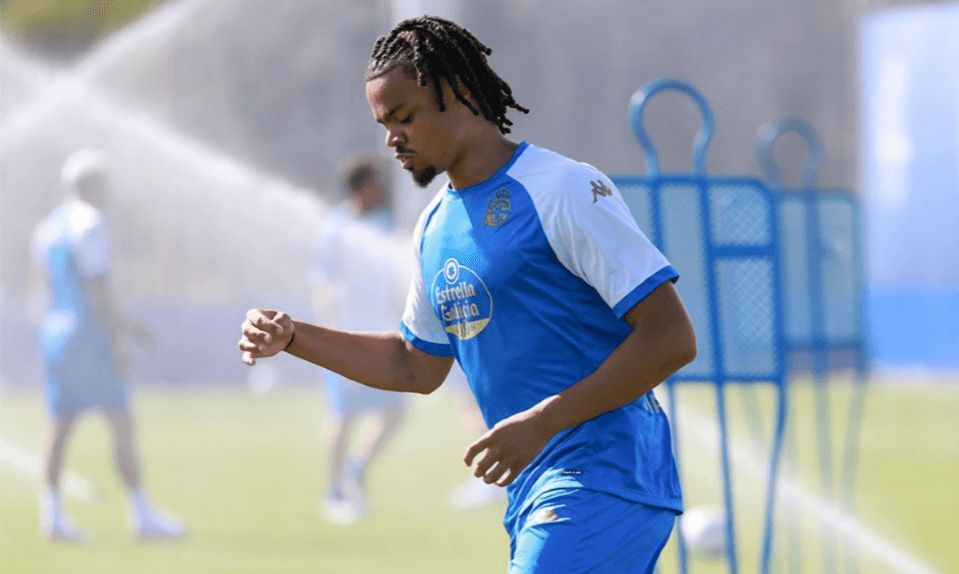 Lucas Noubi se ejercita con el Dépor.