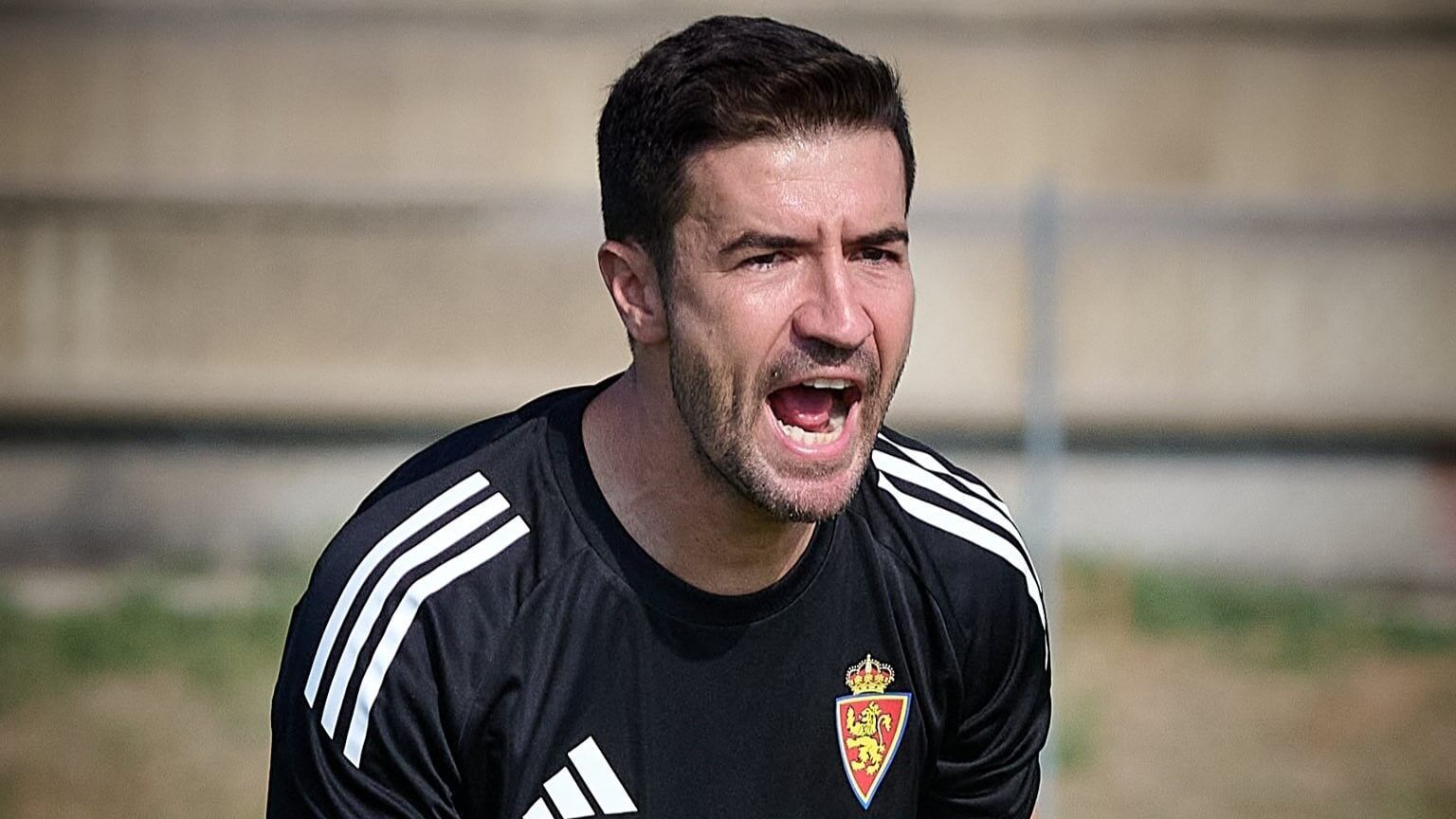  Gabi Fernández da instrucciones en pretemporada.