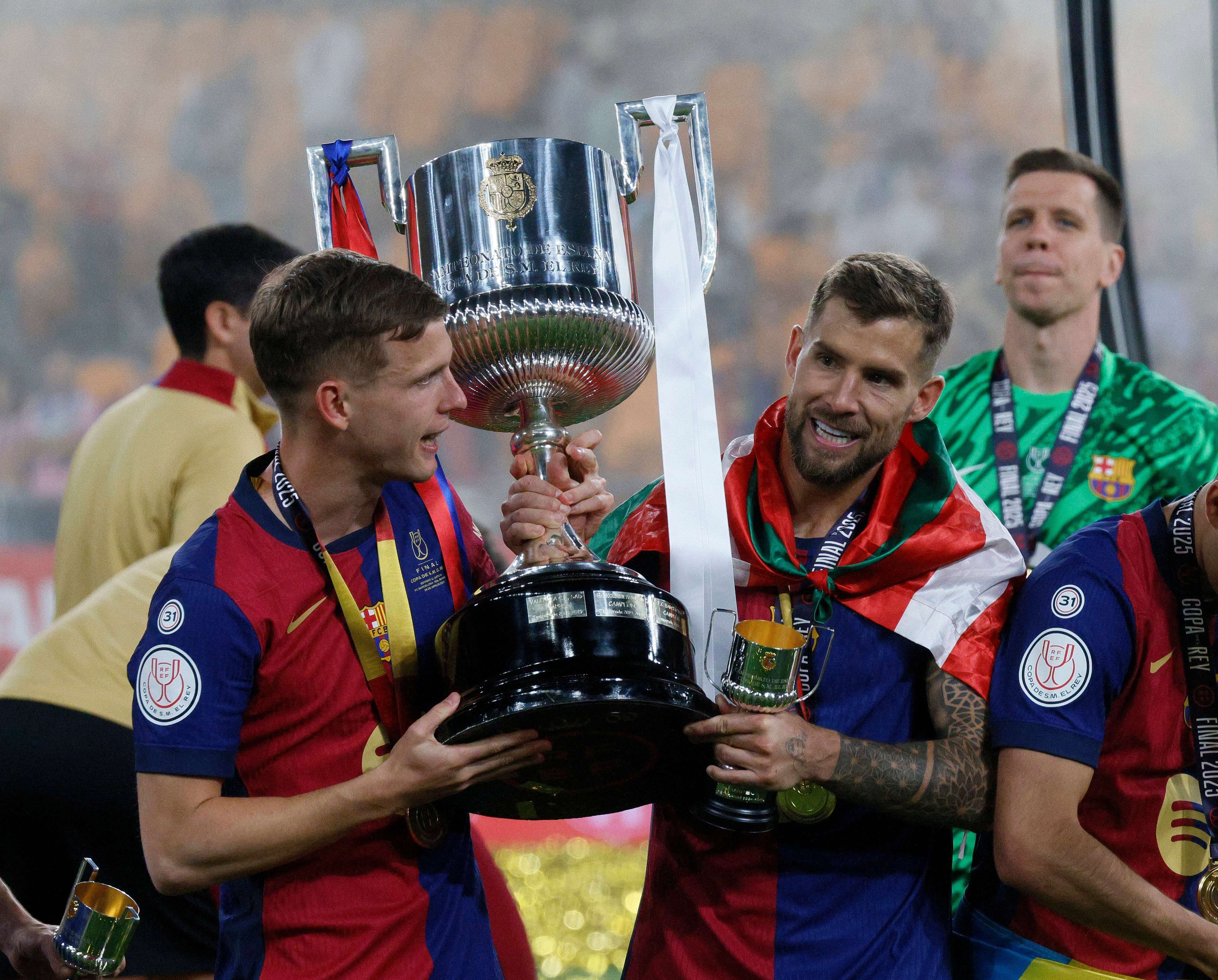  Íñigo Martínez y Dani Olmo celebran la Copa del Rey (Cordon Press)