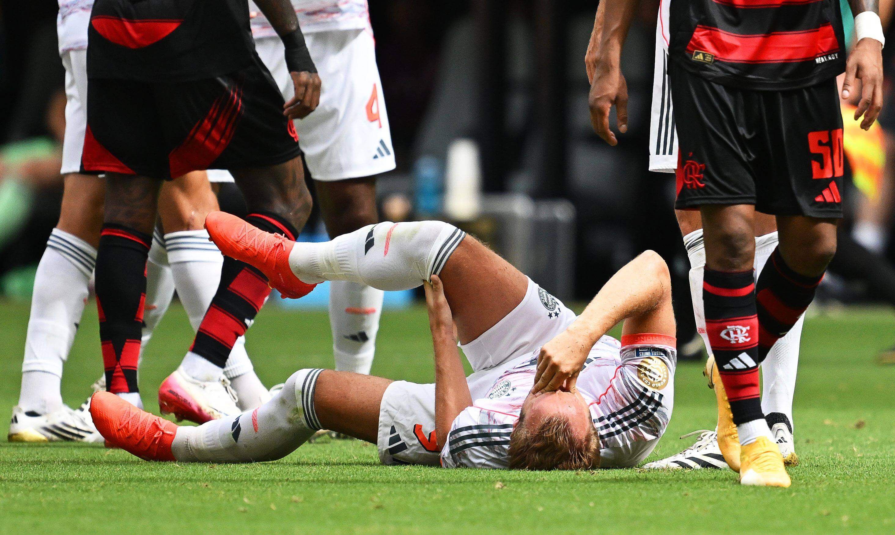 Harry Kane, dolorido en el césped tras la dura patada de Pulgar.