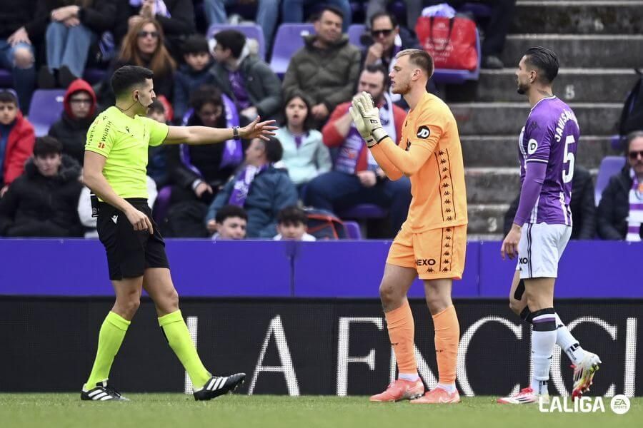  Hein protesta el penalti, que después fue anulado.