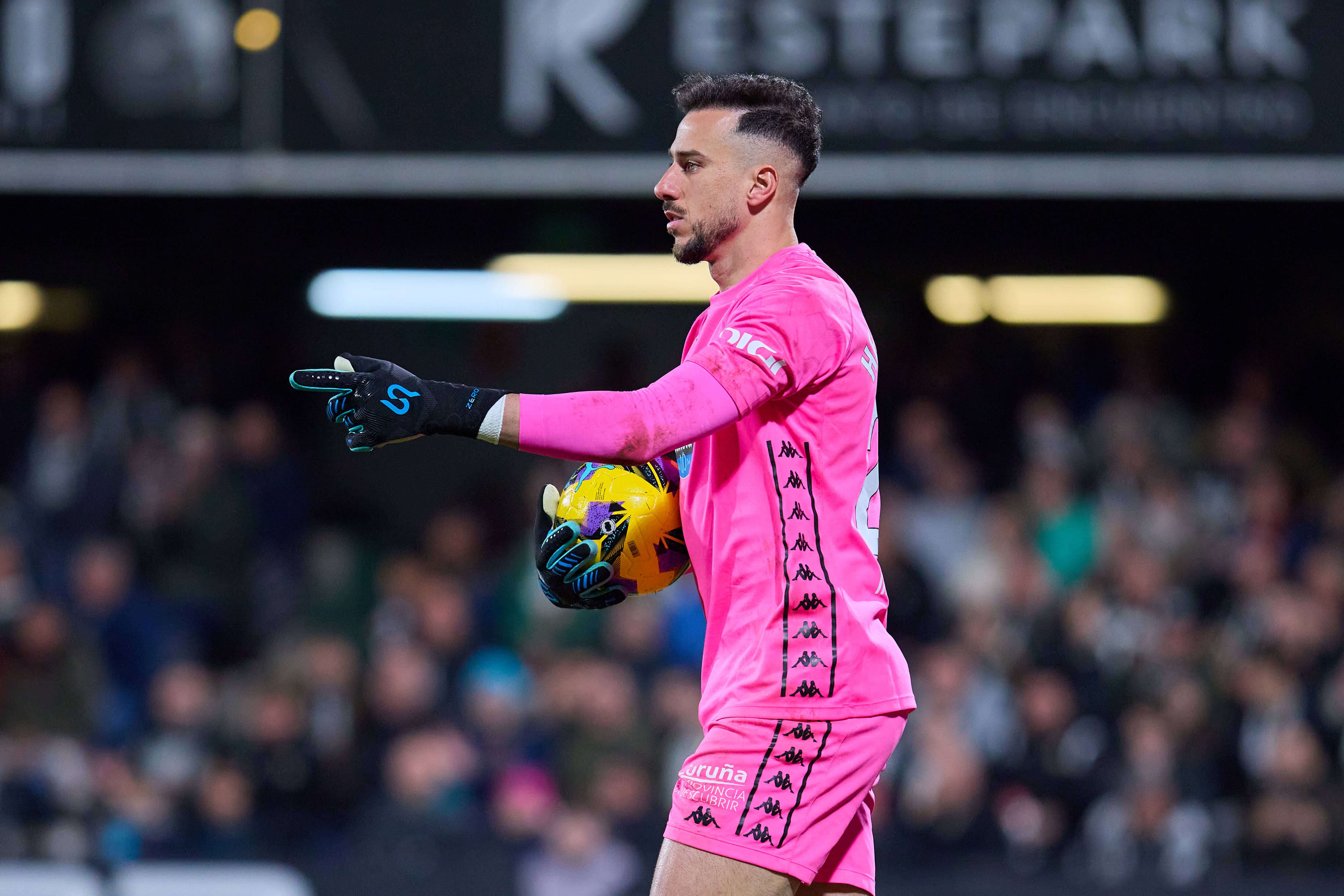  Hélton Leite da instrucciones durante un partido del Dépor.