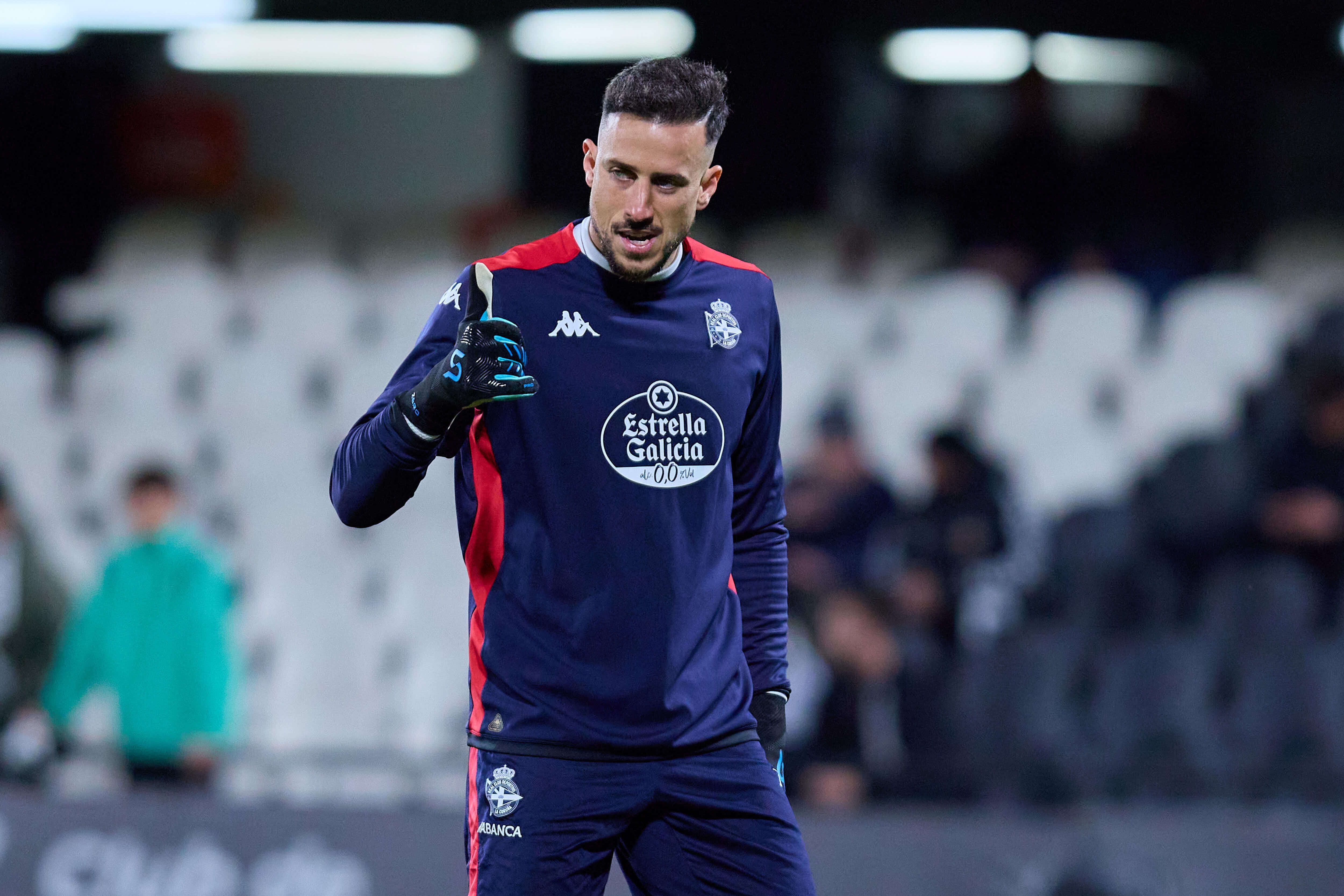 Hélton Leite da el OK durante un calentamiento del Dépor.