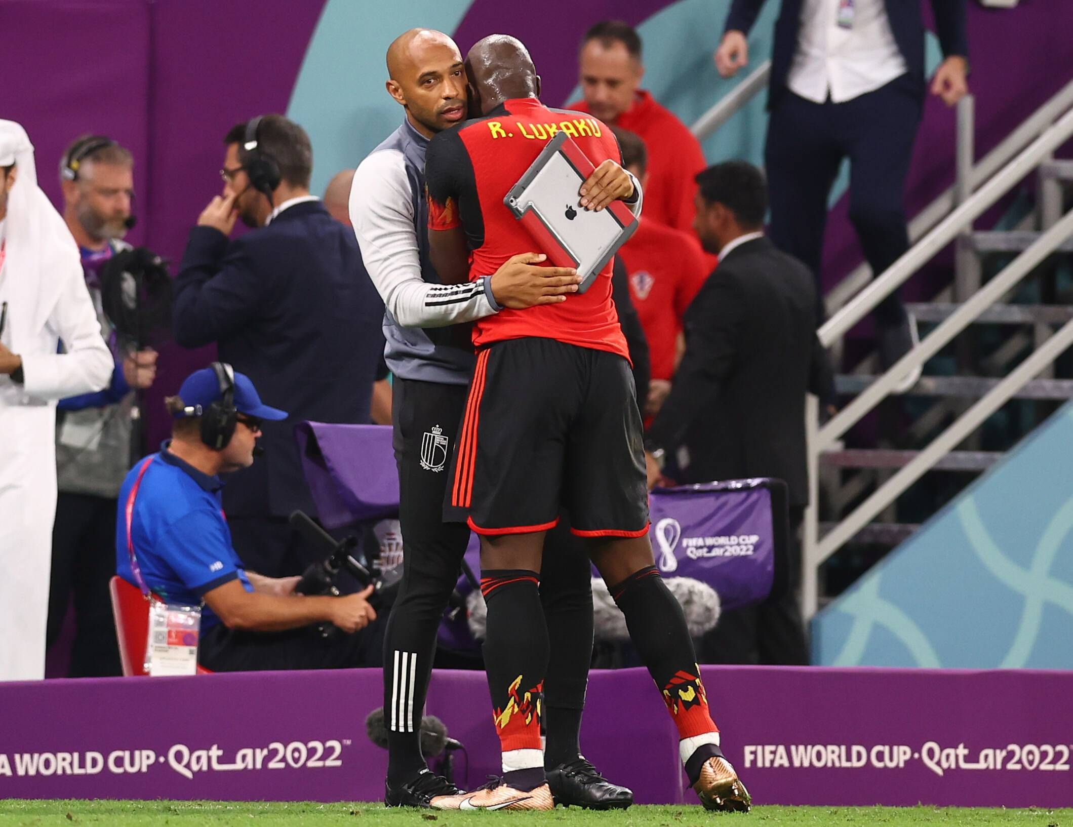 Thierry Henry consuela a Lukaku tras el Croacia-Bélgica del Mundial 2022 (FOTO: Cordón Press).