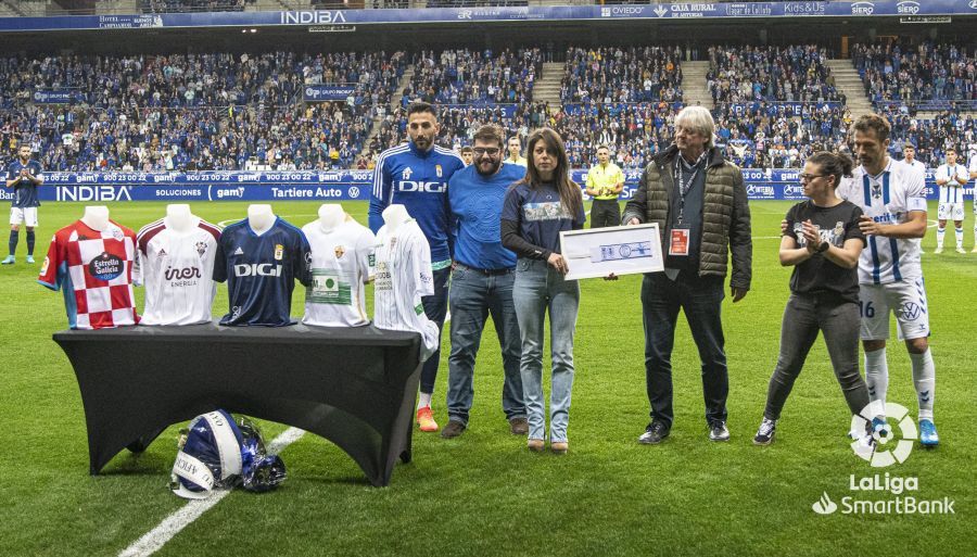 Homenaje a Pelayo Novo antes del Real Oviedo - Tenerife.