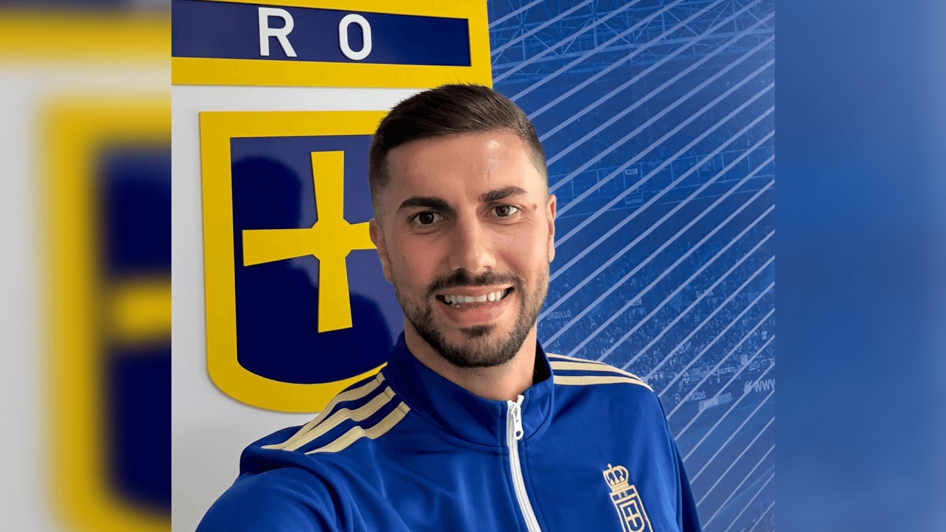  Horatiu Moldovan posa con el escudo del Real Oviedo.