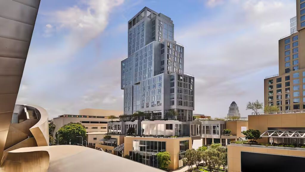  Fachada principal del hotel Conrad Los Ángeles (Hilton)