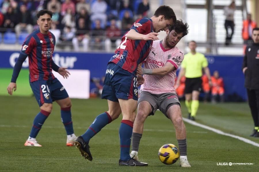  Iker Kortajarena y Guille Rosas pelean un balón en el Huesca-Sporting de Gijón.