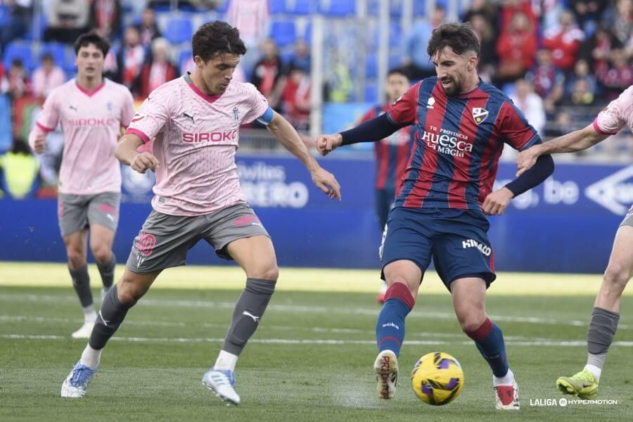  Nacho Méndez, en el Huesca-Sporting.