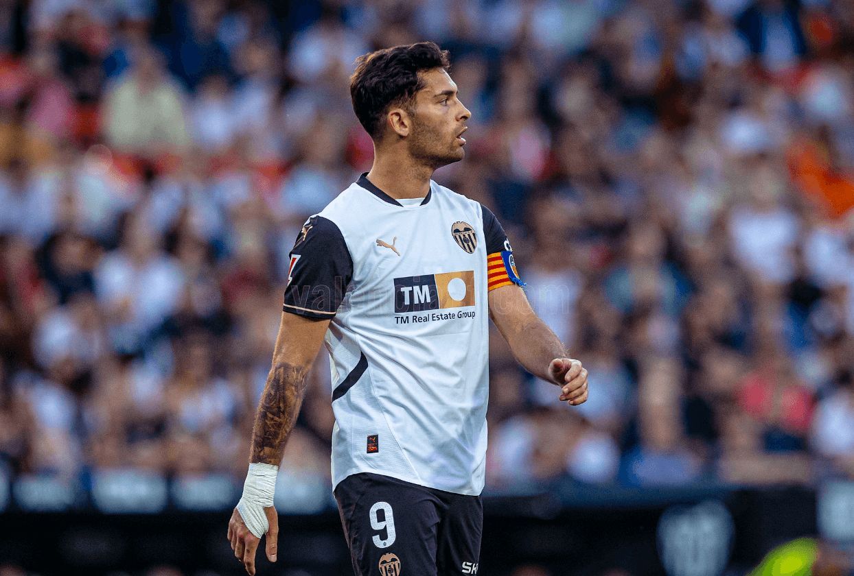 Hugo Duro fue capitán en el último partido en Mestalla y acabó cediéndoselo a Jaume, que se despedía