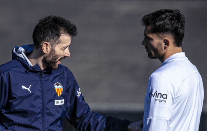  Hugo Duro charla con el técnico Carlos Corberán, que no podrá contar con Dimitri Foulquier