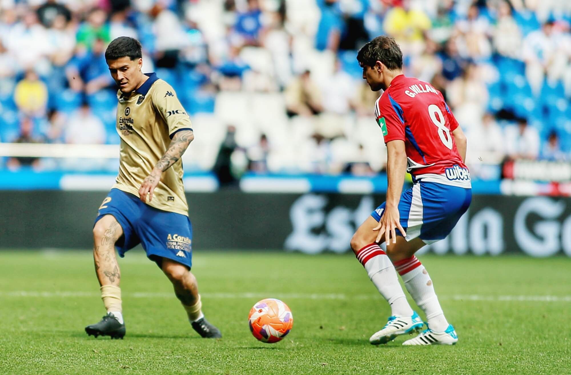 Hugo Rama da un pase durante el Deportivo-Granada (Foto: LALIGA).