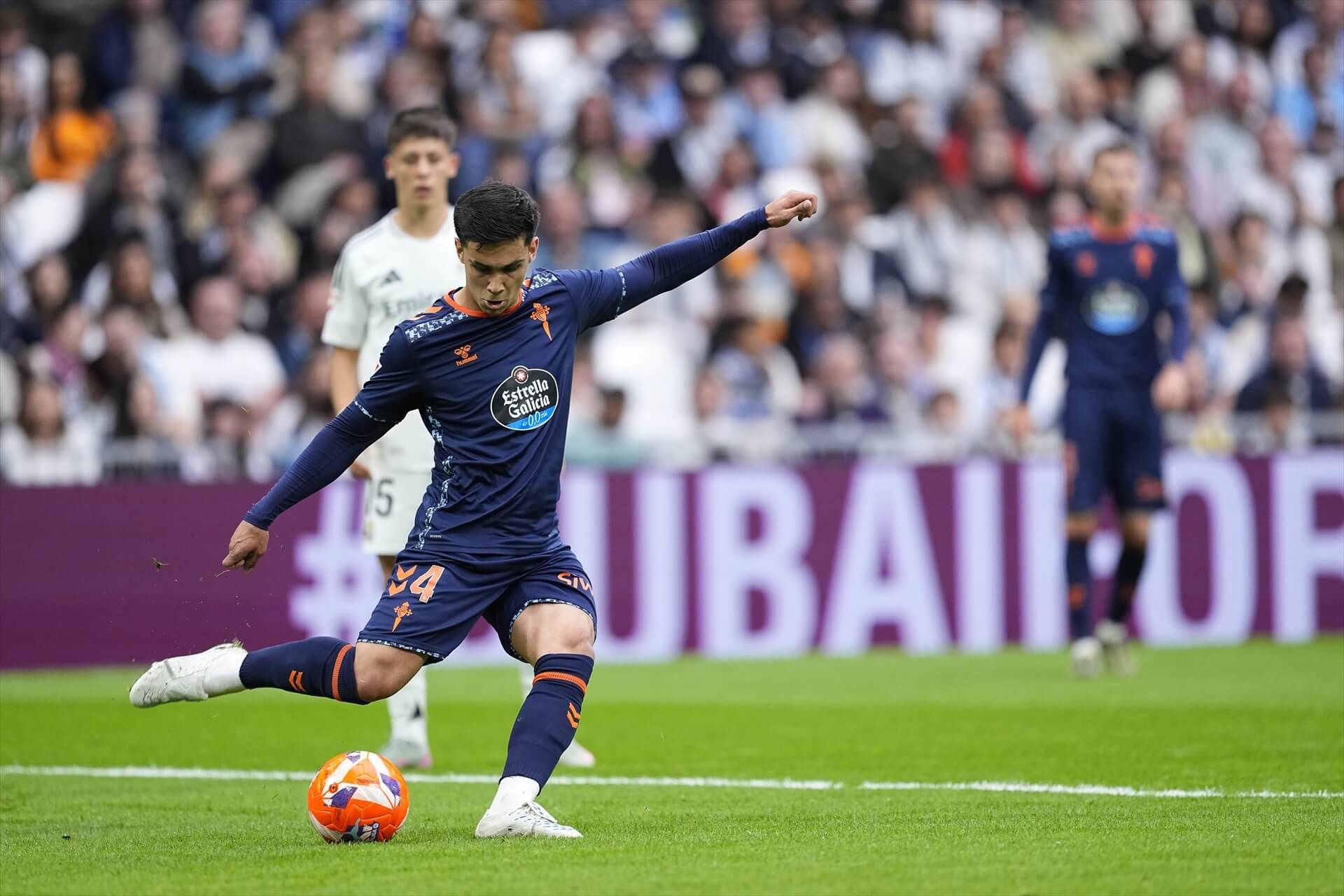 Hugo Sotelo golpea un balón en el Real Madrid-Celta de Vigo (Foto: Europa Press).