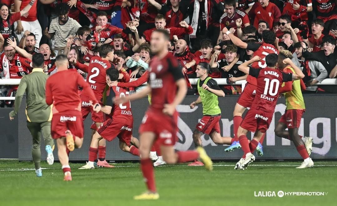 Hugo Rincón, cedido por el Athletic en el Mirandés, celebra el gol al Burgos.