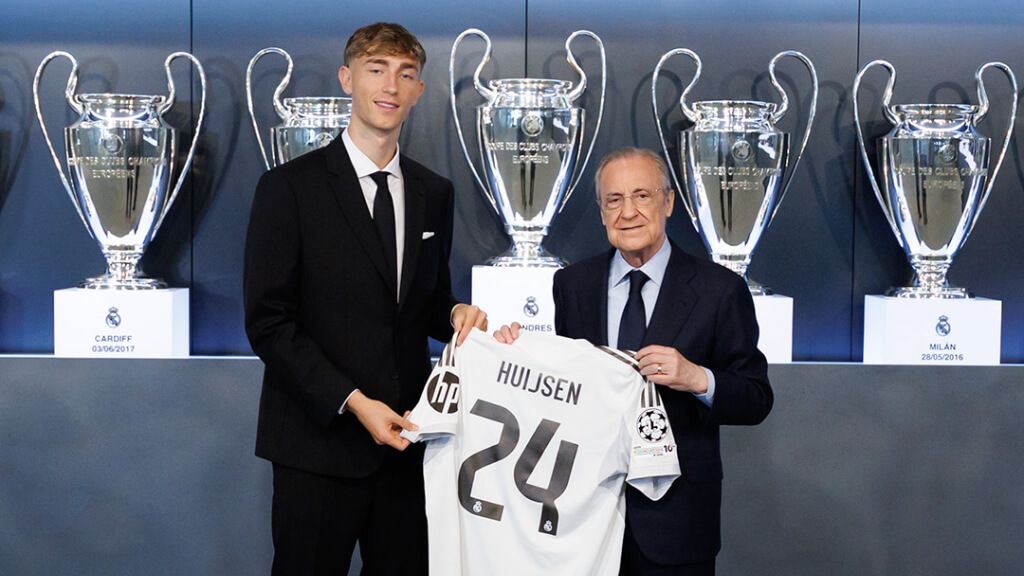 Dean Huijsen con Florentino Pérez en su presentación (Fuente: @realmadrid)