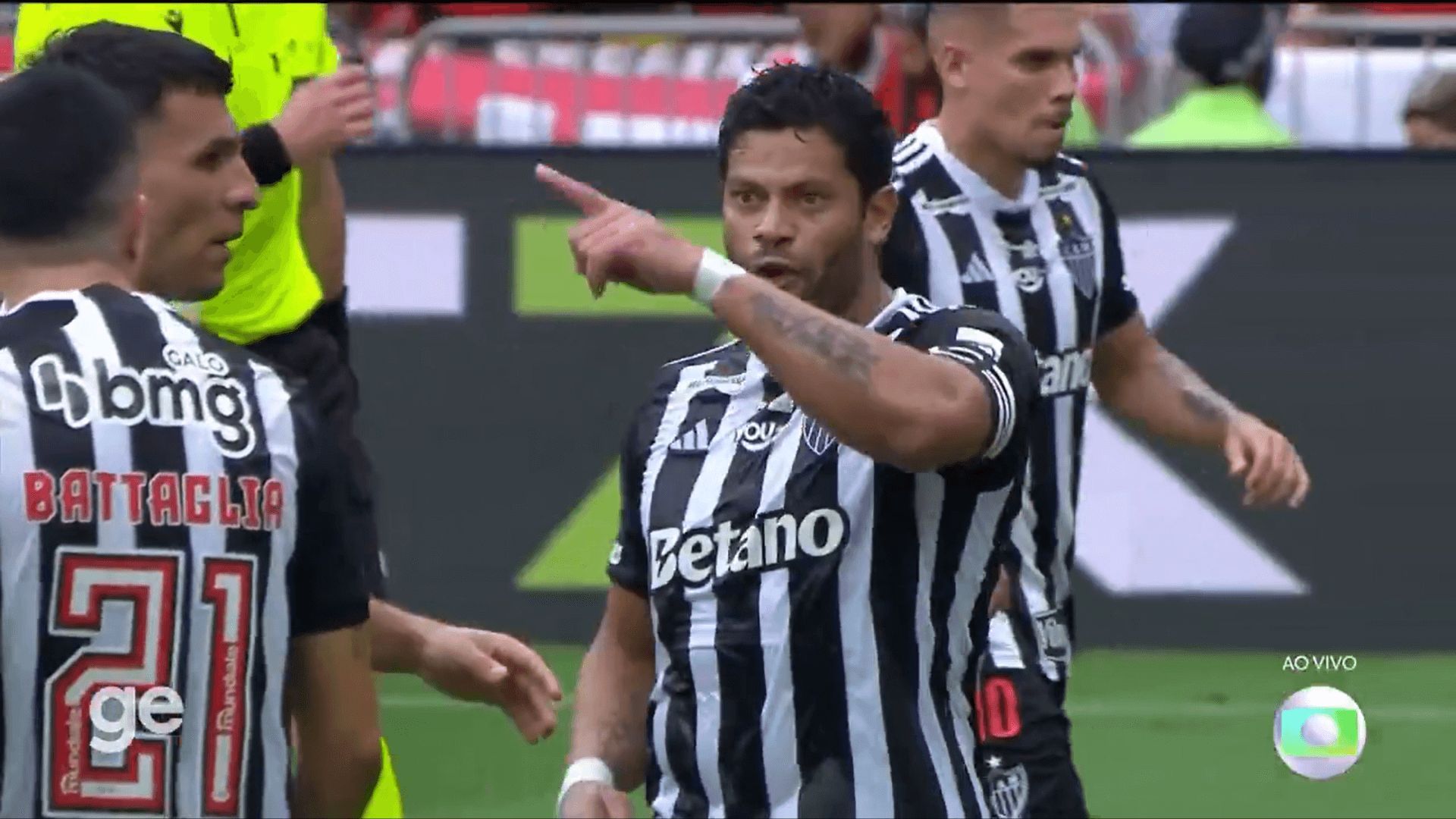La pelea entre Hulk y Rodrigo Battaglia en el Flamengo-At. Mineiro.