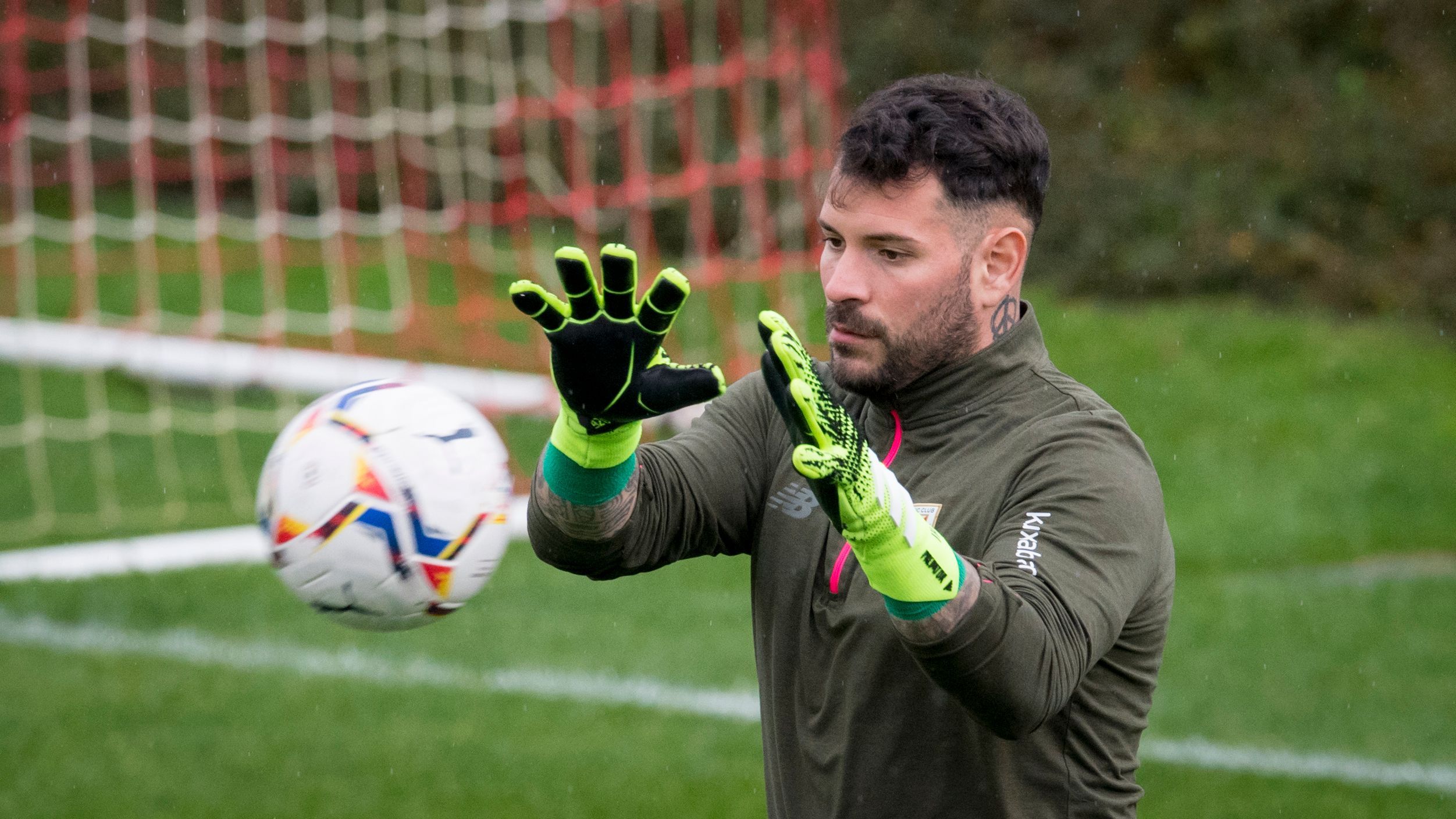  El meta Iago Herrerín se ejercita en Lezama.