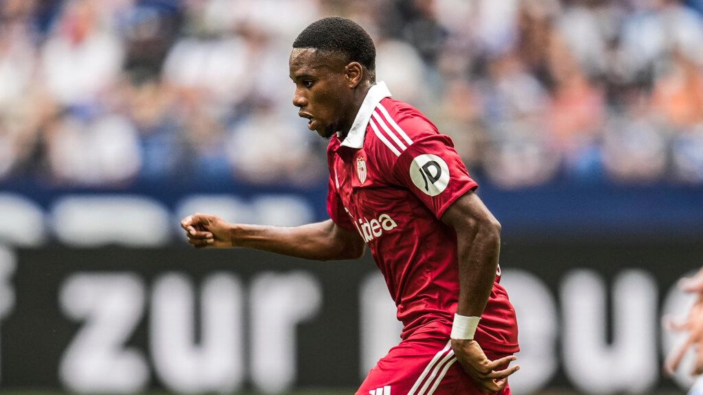  Stanis Idumbo, ante el Schalke 04.