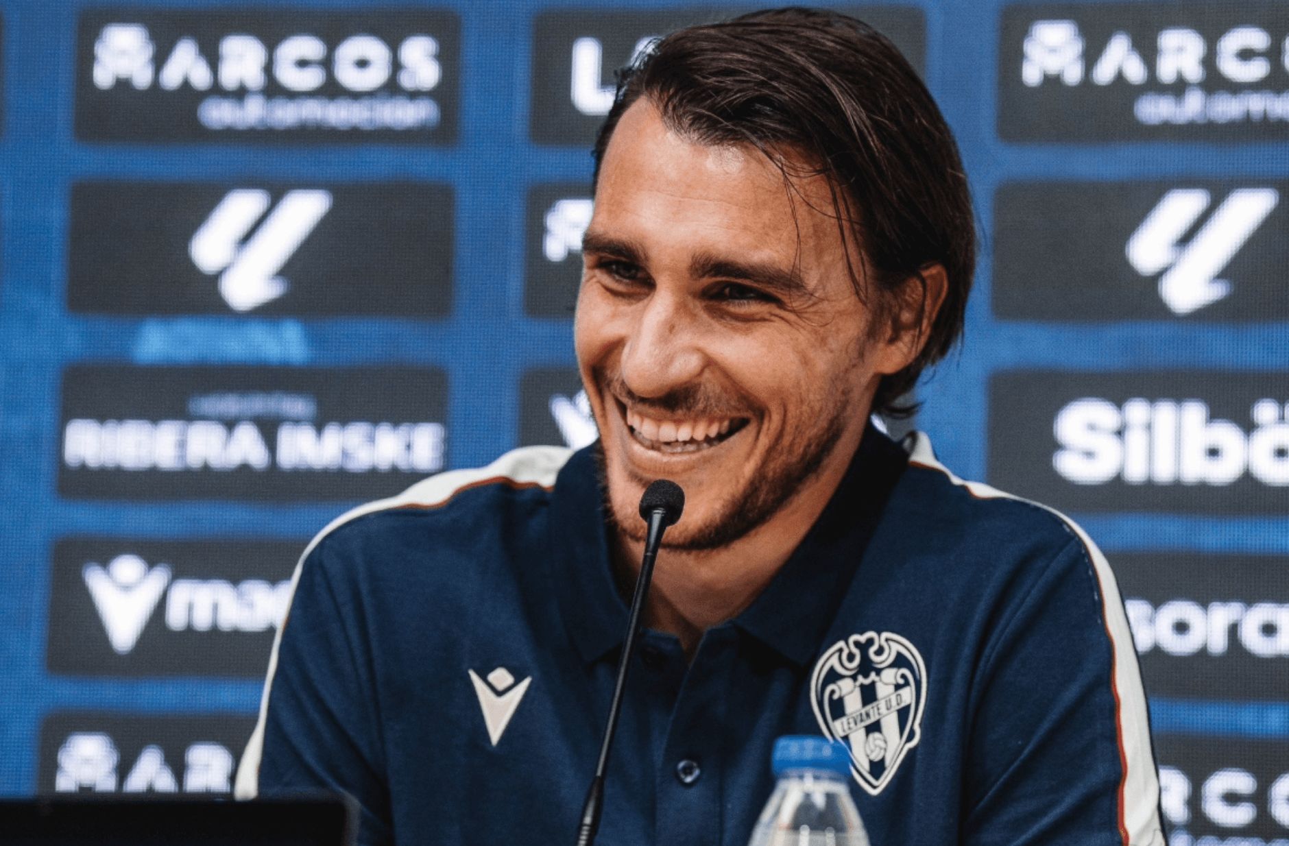  Ignasi Miquel ríe durante su presentación